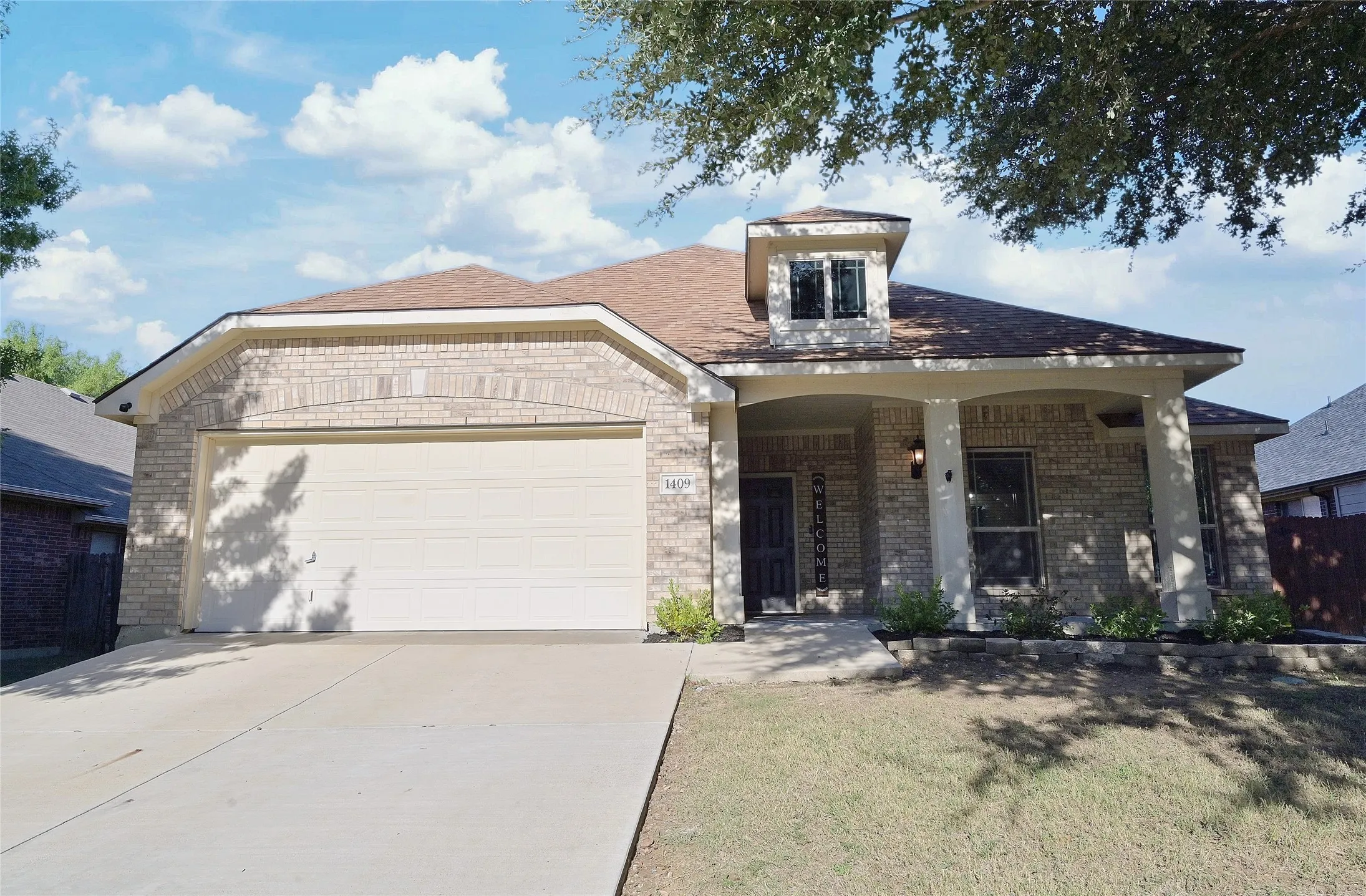 Single Family Residence For Sale in Johnson County , 1409 Fox Glen Trail, Mansfield, Texas 76063, 3 Bedroom, 2 Bathroom, 2 Garage spaces, 1,512 Sqft, built in 2009, mls#21403932, Real Estate Agent in Mansfield, Homes For Sale in Johnson county, Homes For Sale in Mansfield, Realtor in Mansfield Texas, Real Estate Brokerage Independent Realty Texas, Luminita Cordes Realtor