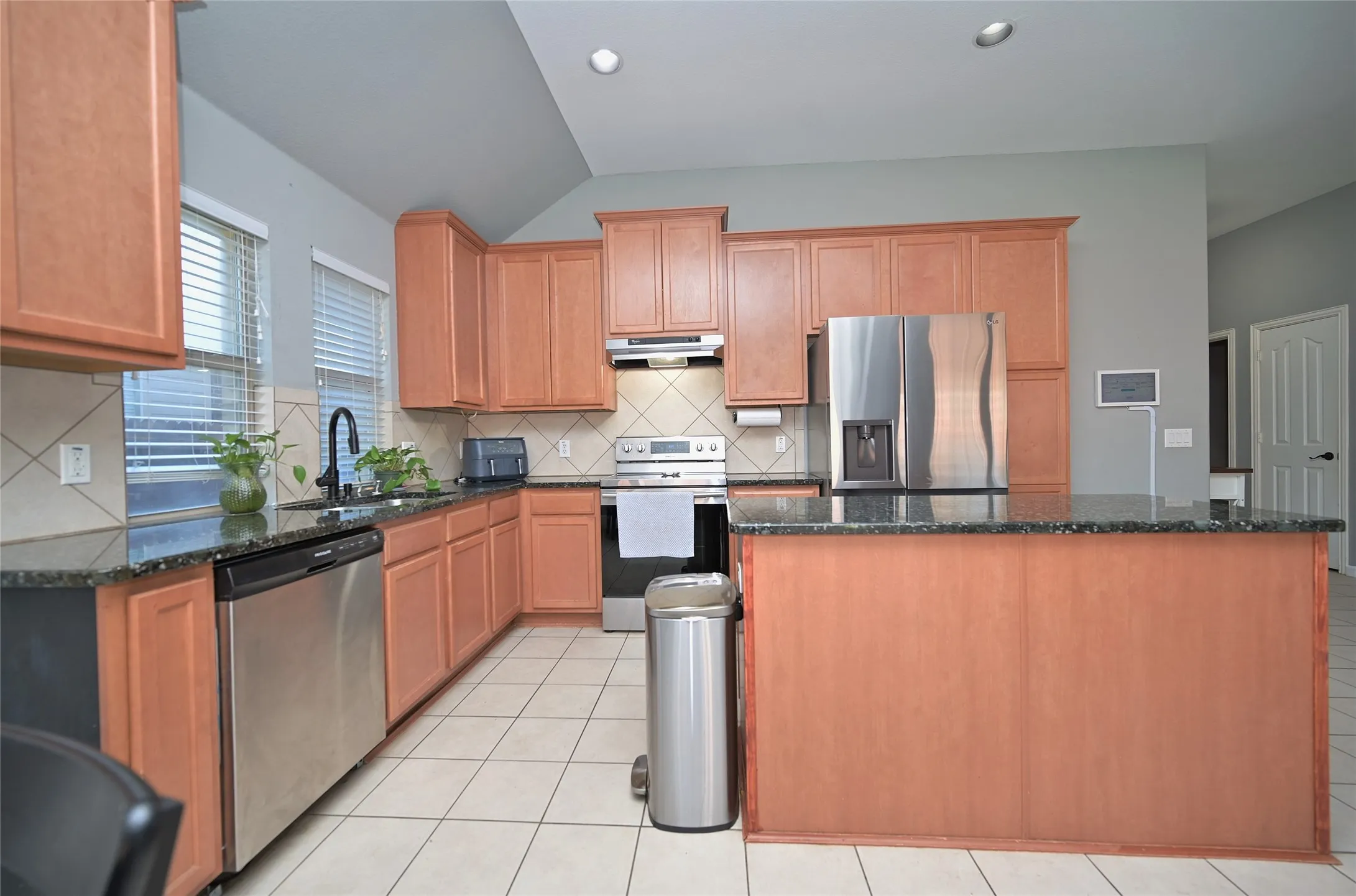 Single Family Residence For Sale in Johnson County , 1409 Fox Glen Trail, Mansfield, Texas 76063, 3 Bedroom, 2 Bathroom, 2 Garage spaces, 1,512 Sqft, built in 2009, mls#21403932, Real Estate Agent in Mansfield, Homes For Sale in Johnson county, Homes For Sale in Mansfield, Realtor in Mansfield Texas, Real Estate Brokerage Independent Realty Texas, Luminita Cordes Realtor