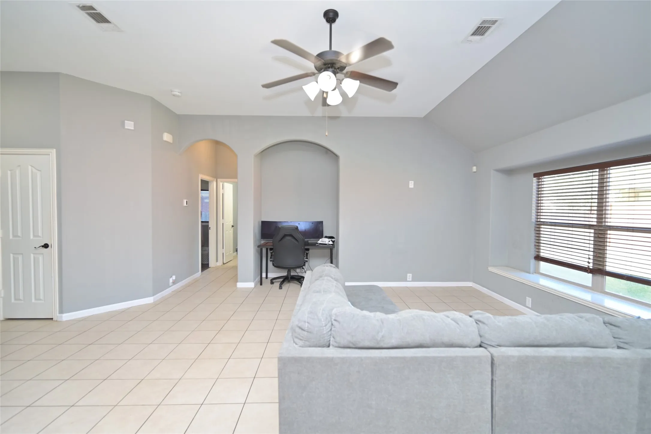 Single Family Residence For Sale in Johnson County , 1409 Fox Glen Trail, Mansfield, Texas 76063, 3 Bedroom, 2 Bathroom, 2 Garage spaces, 1,512 Sqft, built in 2009, mls#21403932, Real Estate Agent in Mansfield, Homes For Sale in Johnson county, Homes For Sale in Mansfield, Realtor in Mansfield Texas, Real Estate Brokerage Independent Realty Texas, Luminita Cordes Realtor