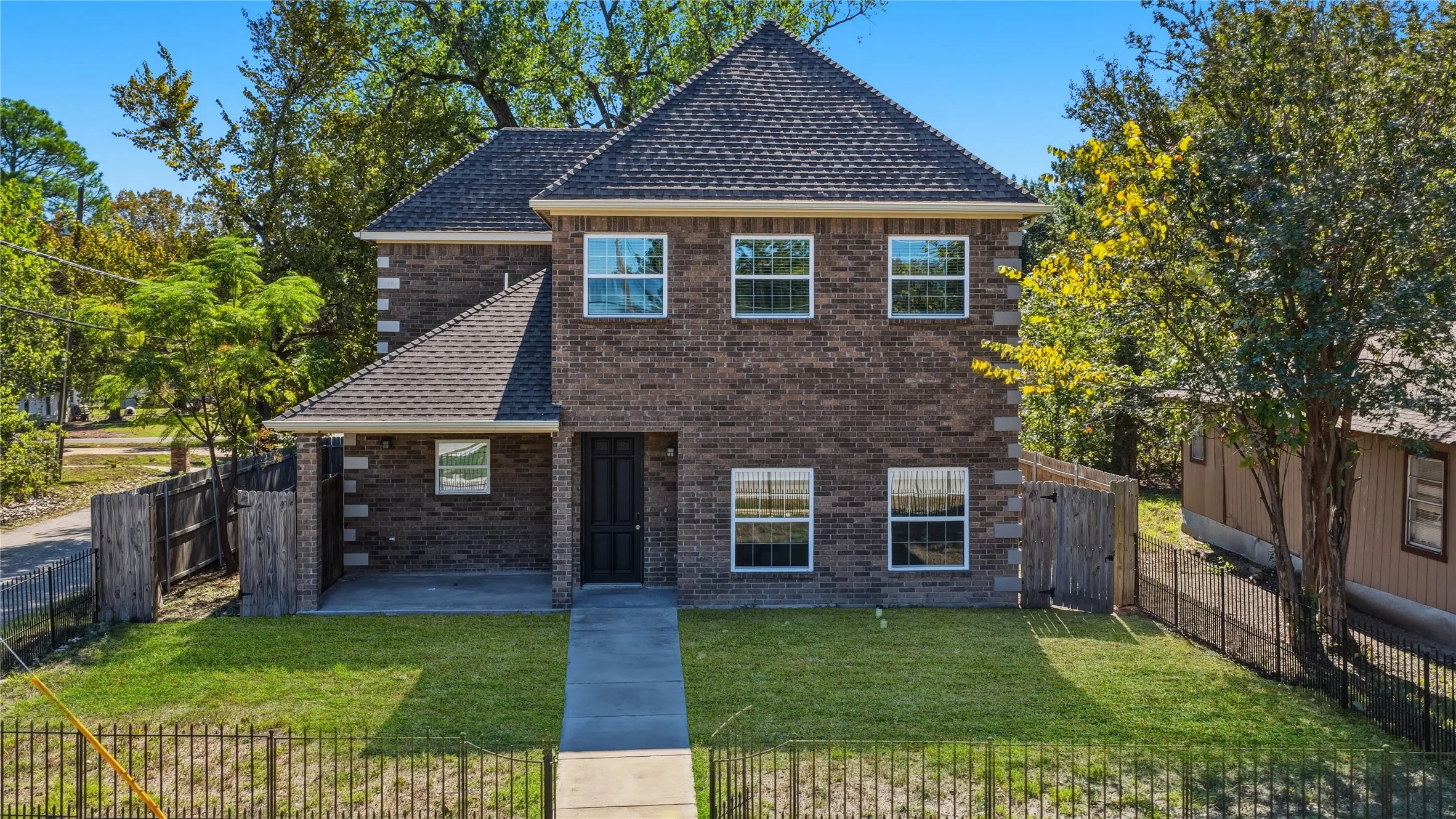Single Family Residence For Sale in Kaufman County , 301 Mineral Wells, Terrell, Texas 75160, 3 Bedroom, 3 Bathroom, 1 Garage spaces, 1,815 Sqft, built in 2022, mls#21406613, Real Estate Agent in Terrell, Homes For Sale in Kaufman county, Homes For Sale in Terrell, Realtor in Terrell Texas, Real Estate Brokerage Independent Realty Texas, Luminita Cordes Realtor