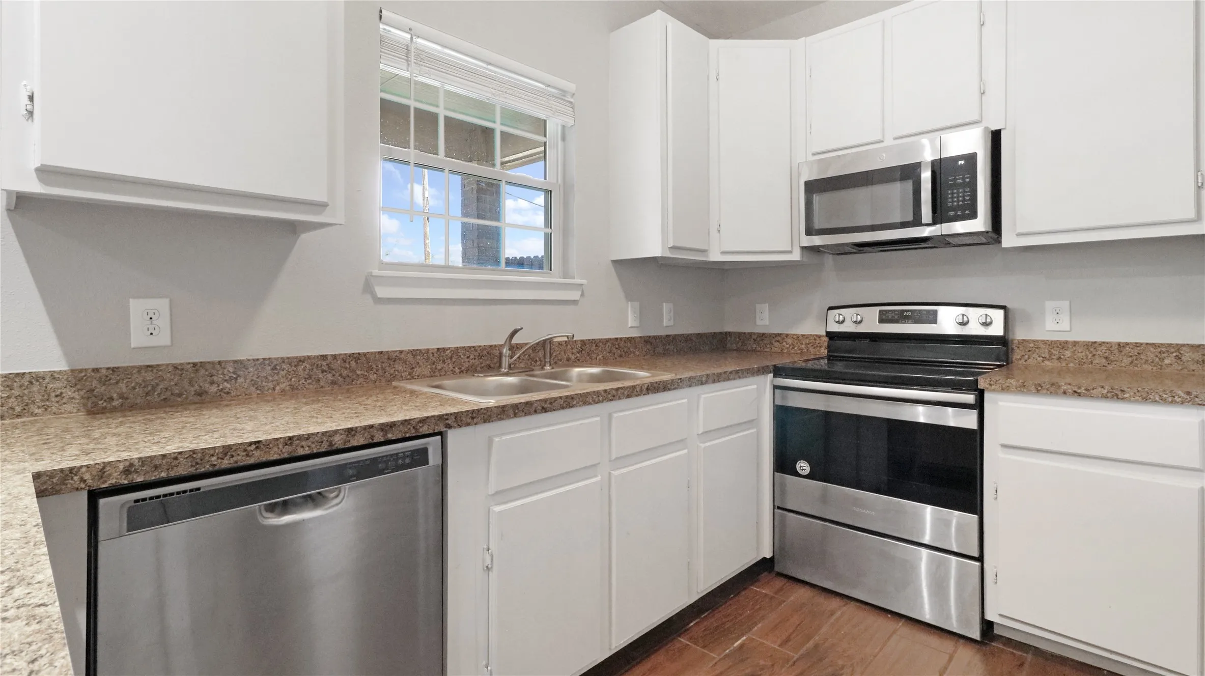 Single Family Residence For Sale in Kaufman County , 301 Mineral Wells, Terrell, Texas 75160, 3 Bedroom, 3 Bathroom, 1 Garage spaces, 1,815 Sqft, built in 2022, mls#21406613, Real Estate Agent in Terrell, Homes For Sale in Kaufman county, Homes For Sale in Terrell, Realtor in Terrell Texas, Real Estate Brokerage Independent Realty Texas, Luminita Cordes Realtor
