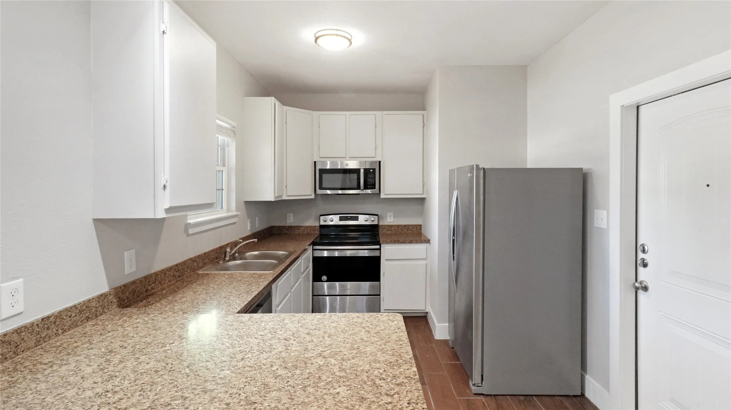Single Family Residence For Sale in Kaufman County , 301 Mineral Wells, Terrell, Texas 75160, 3 Bedroom, 3 Bathroom, 1 Garage spaces, 1,815 Sqft, built in 2022, mls#21406613, Real Estate Agent in Terrell, Homes For Sale in Kaufman county, Homes For Sale in Terrell, Realtor in Terrell Texas, Real Estate Brokerage Independent Realty Texas, Luminita Cordes Realtor