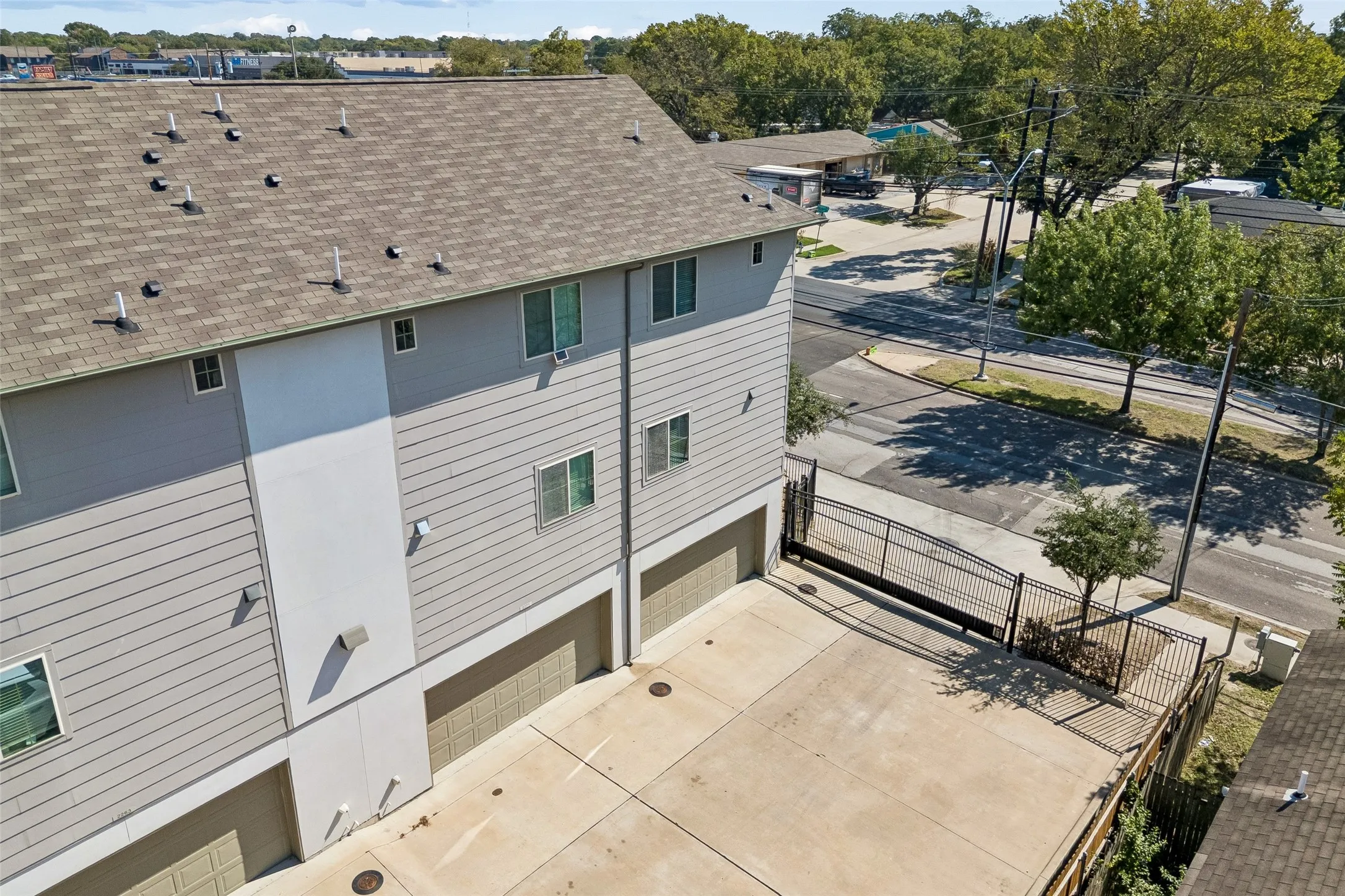 Townhouse For Sale in Dallas County , 2279 Dorian Place, Dallas, Texas 75228, 2 Bedroom, 3 Bathroom, 2 Garage spaces, 1,325 Sqft, built in 2020, mls#21405822, Real Estate Agent in Dallas, Homes For Sale in Dallas county, Homes For Sale in Dallas, Realtor in Dallas Texas, Real Estate Brokerage Independent Realty Texas, Luminita Cordes Realtor