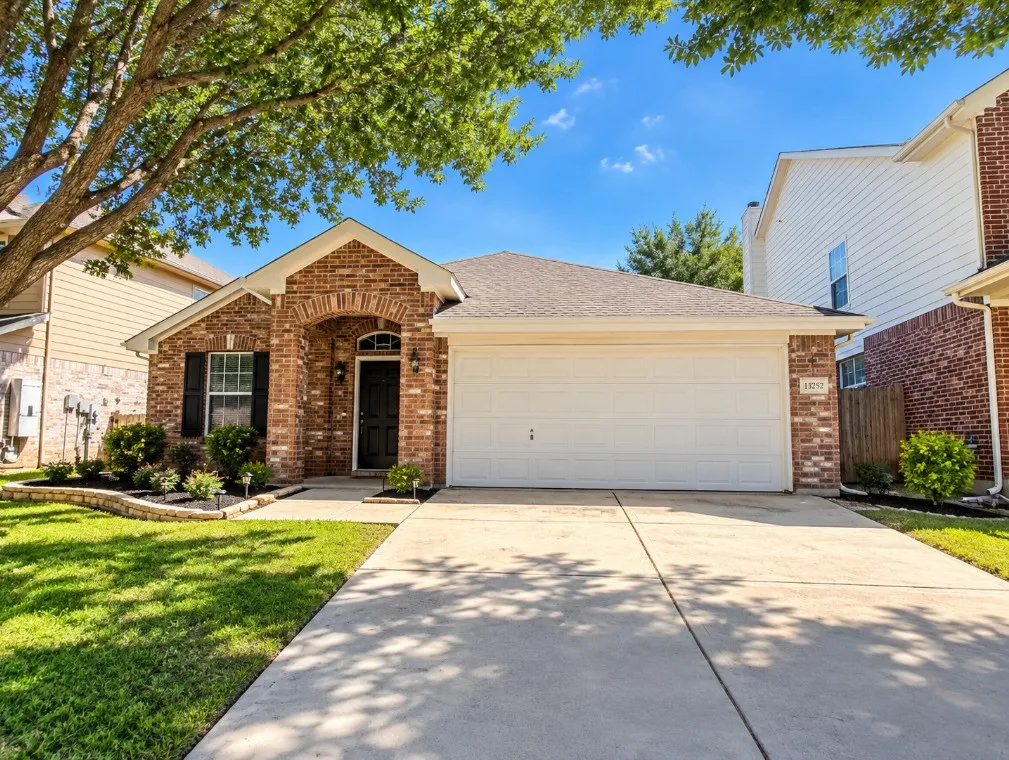 Single Family Residence For Sale in Tarrant County , 13252 Ridgepointe Road, Fort Worth, Texas 76244, 3 Bedroom, 2 Bathroom, 2 Garage spaces, 2,134 Sqft, built in 2002, mls#21406619, Real Estate Agent in Fort Worth, Homes For Sale in Tarrant county, Homes For Sale in Fort Worth, Realtor in Fort Worth Texas, Real Estate Brokerage Independent Realty Texas, Luminita Cordes Realtor