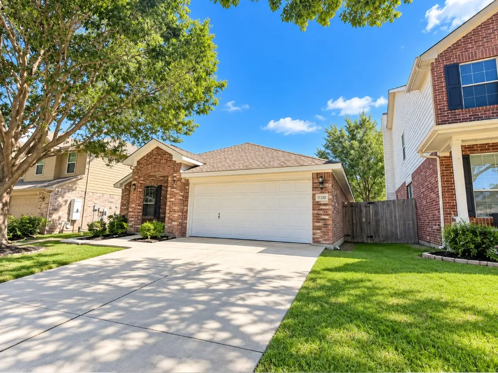 Single Family Residence For Sale in Tarrant County , 13252 Ridgepointe Road, Fort Worth, Texas 76244, 3 Bedroom, 2 Bathroom, 2 Garage spaces, 2,134 Sqft, built in 2002, mls#21406619, Real Estate Agent in Fort Worth, Homes For Sale in Tarrant county, Homes For Sale in Fort Worth, Realtor in Fort Worth Texas, Real Estate Brokerage Independent Realty Texas, Luminita Cordes Realtor