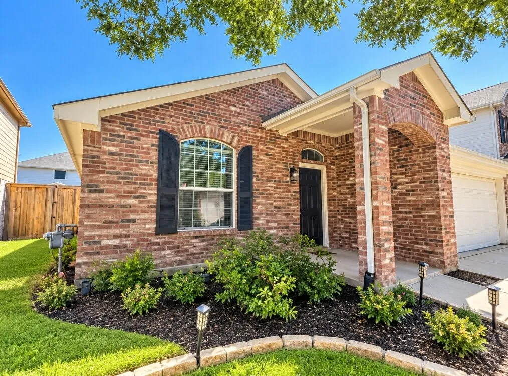 Single Family Residence For Sale in Tarrant County , 13252 Ridgepointe Road, Fort Worth, Texas 76244, 3 Bedroom, 2 Bathroom, 2 Garage spaces, 2,134 Sqft, built in 2002, mls#21406619, Real Estate Agent in Fort Worth, Homes For Sale in Tarrant county, Homes For Sale in Fort Worth, Realtor in Fort Worth Texas, Real Estate Brokerage Independent Realty Texas, Luminita Cordes Realtor