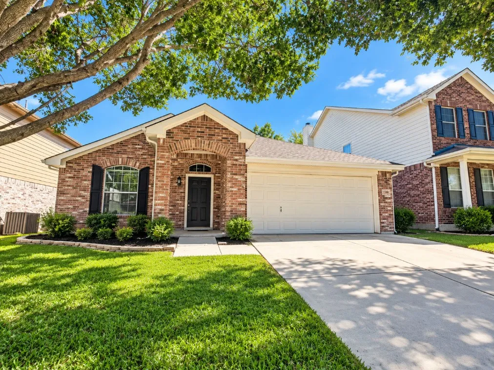 Single Family Residence For Sale in Tarrant County , 13252 Ridgepointe Road, Fort Worth, Texas 76244, 3 Bedroom, 2 Bathroom, 2 Garage spaces, 2,134 Sqft, built in 2002, mls#21406619, Real Estate Agent in Fort Worth, Homes For Sale in Tarrant county, Homes For Sale in Fort Worth, Realtor in Fort Worth Texas, Real Estate Brokerage Independent Realty Texas, Luminita Cordes Realtor
