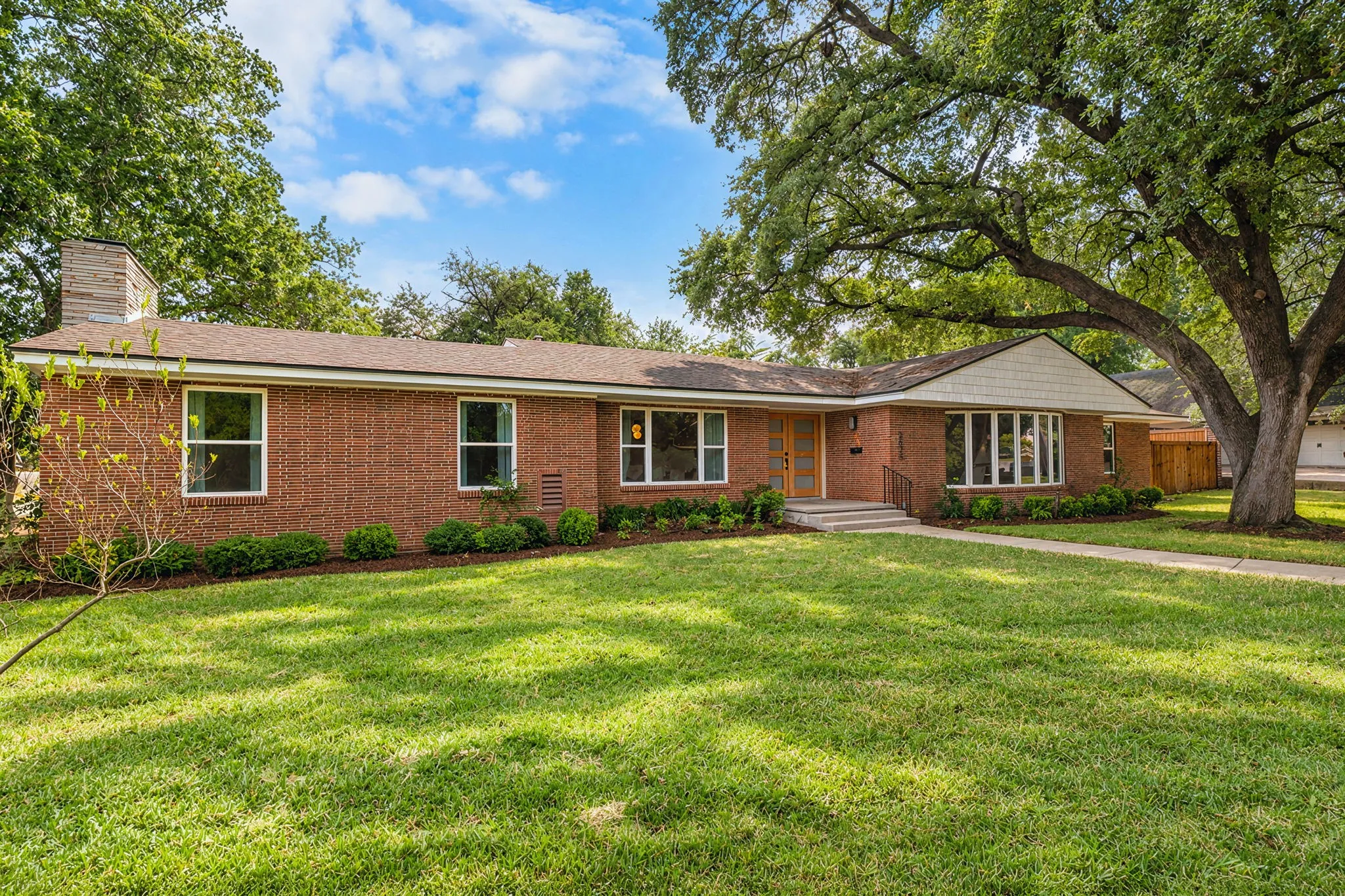 Single Family Residence For Sale in Mc Lennan County , 2625 Old Oaks Drive, Waco, Texas 76710, 4 Bedroom, 4 Bathroom, Garage spaces, 3,417 Sqft, built in 1950, mls#21405231, Real Estate Agent in Waco, Homes For Sale in Mc Lennan county, Homes For Sale in Waco, Realtor in Waco Texas, Real Estate Brokerage Independent Realty Texas, Luminita Cordes Realtor