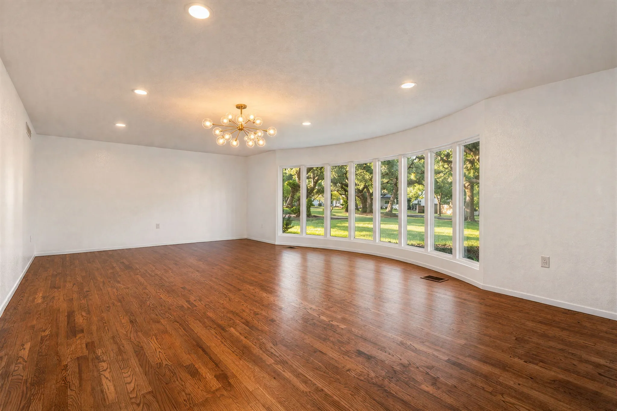 Single Family Residence For Sale in Mc Lennan County , 2625 Old Oaks Drive, Waco, Texas 76710, 4 Bedroom, 4 Bathroom, Garage spaces, 3,417 Sqft, built in 1950, mls#21405231, Real Estate Agent in Waco, Homes For Sale in Mc Lennan county, Homes For Sale in Waco, Realtor in Waco Texas, Real Estate Brokerage Independent Realty Texas, Luminita Cordes Realtor