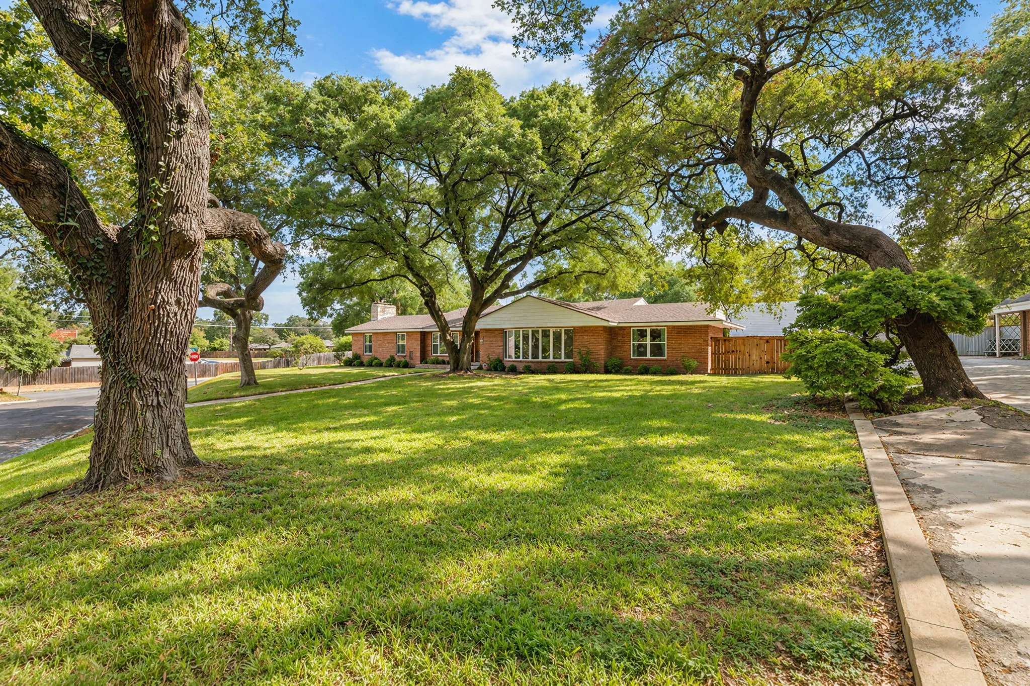 Single Family Residence For Sale in Mc Lennan County , 2625 Old Oaks Drive, Waco, Texas 76710, 4 Bedroom, 4 Bathroom, Garage spaces, 3,417 Sqft, built in 1950, mls#21405231, Real Estate Agent in Waco, Homes For Sale in Mc Lennan county, Homes For Sale in Waco, Realtor in Waco Texas, Real Estate Brokerage Independent Realty Texas, Luminita Cordes Realtor