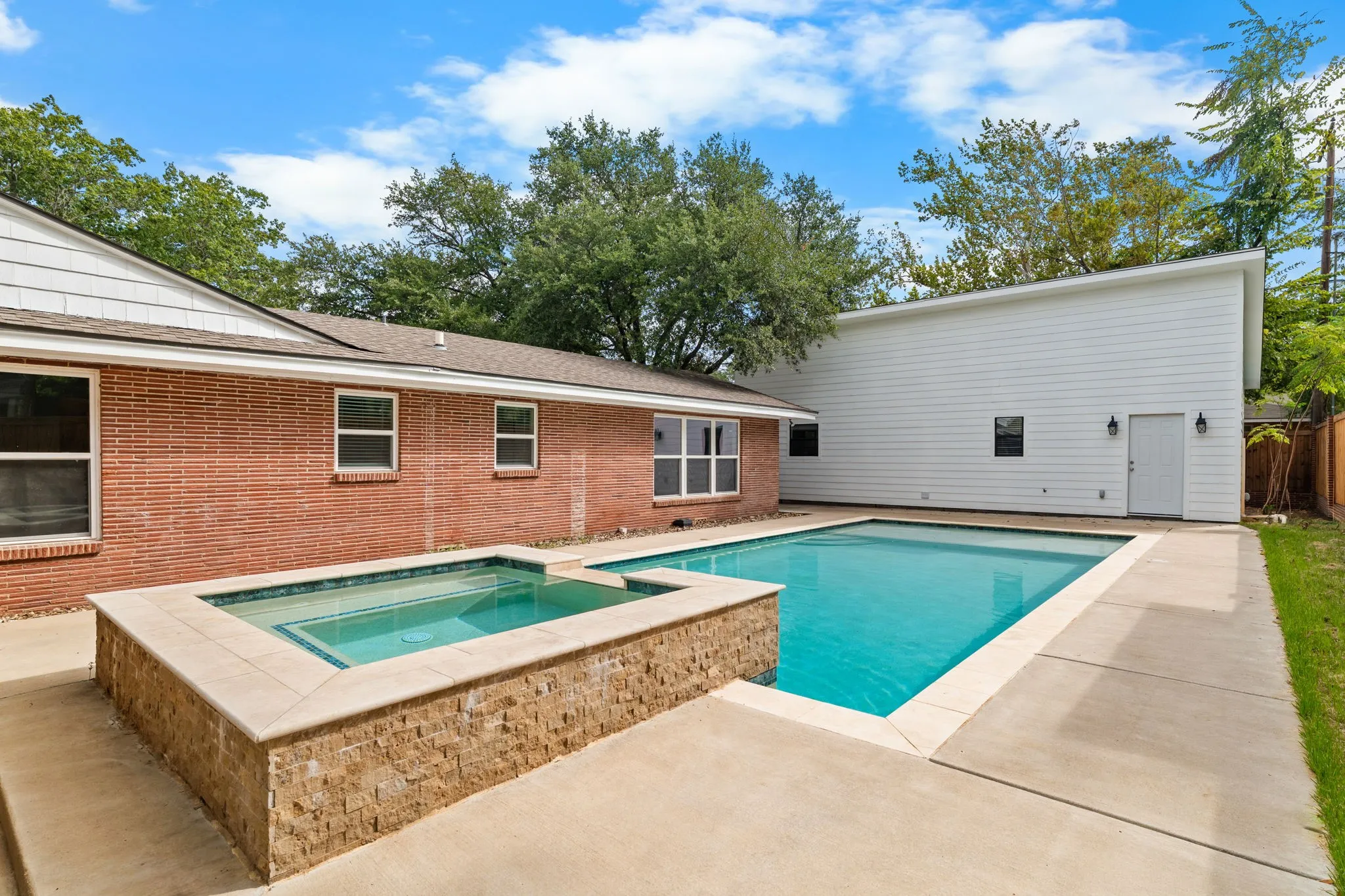 Single Family Residence For Sale in Mc Lennan County , 2625 Old Oaks Drive, Waco, Texas 76710, 4 Bedroom, 4 Bathroom, Garage spaces, 3,417 Sqft, built in 1950, mls#21405231, Real Estate Agent in Waco, Homes For Sale in Mc Lennan county, Homes For Sale in Waco, Realtor in Waco Texas, Real Estate Brokerage Independent Realty Texas, Luminita Cordes Realtor