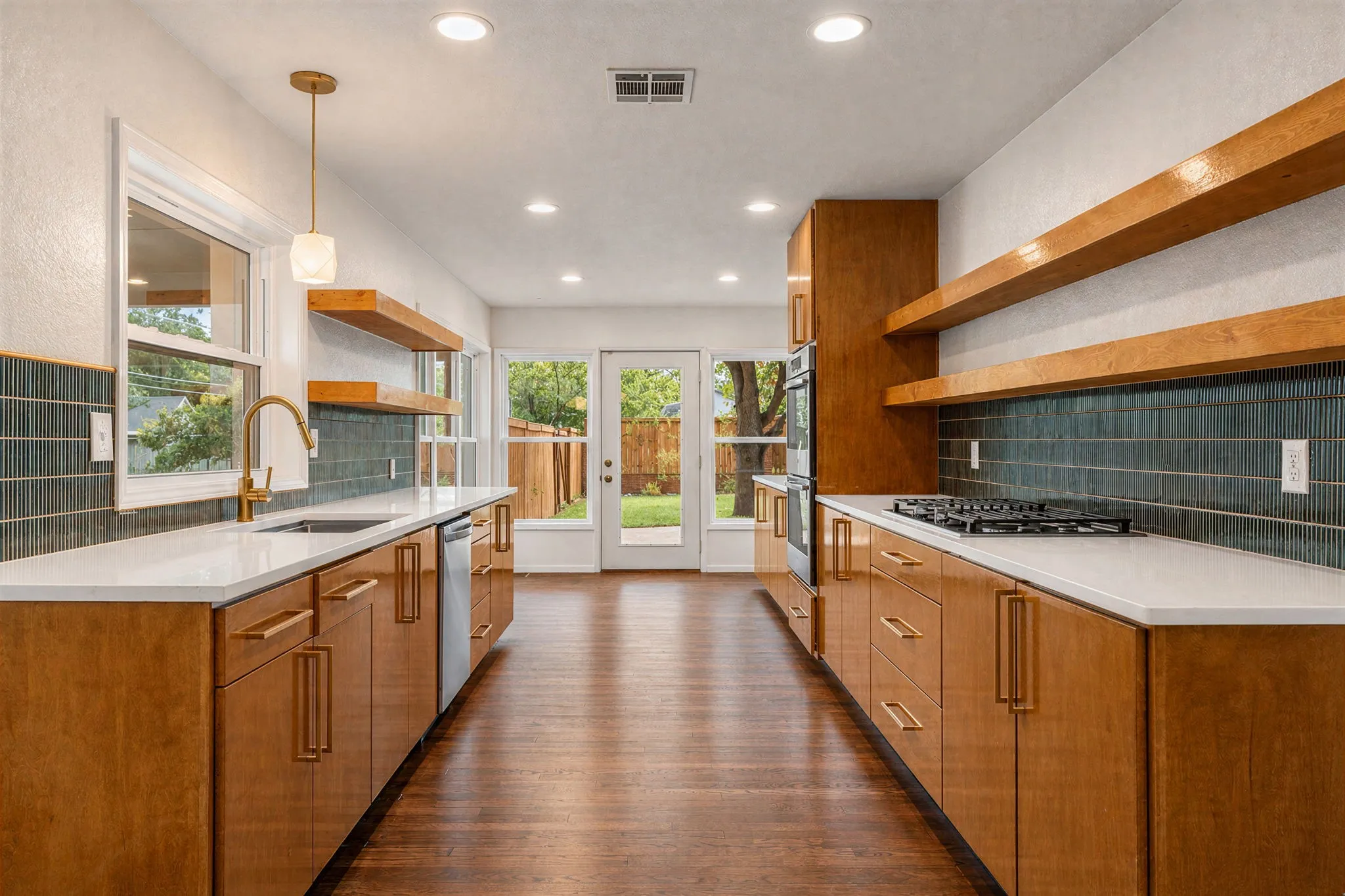 Single Family Residence For Sale in Mc Lennan County , 2625 Old Oaks Drive, Waco, Texas 76710, 4 Bedroom, 4 Bathroom, Garage spaces, 3,417 Sqft, built in 1950, mls#21405231, Real Estate Agent in Waco, Homes For Sale in Mc Lennan county, Homes For Sale in Waco, Realtor in Waco Texas, Real Estate Brokerage Independent Realty Texas, Luminita Cordes Realtor