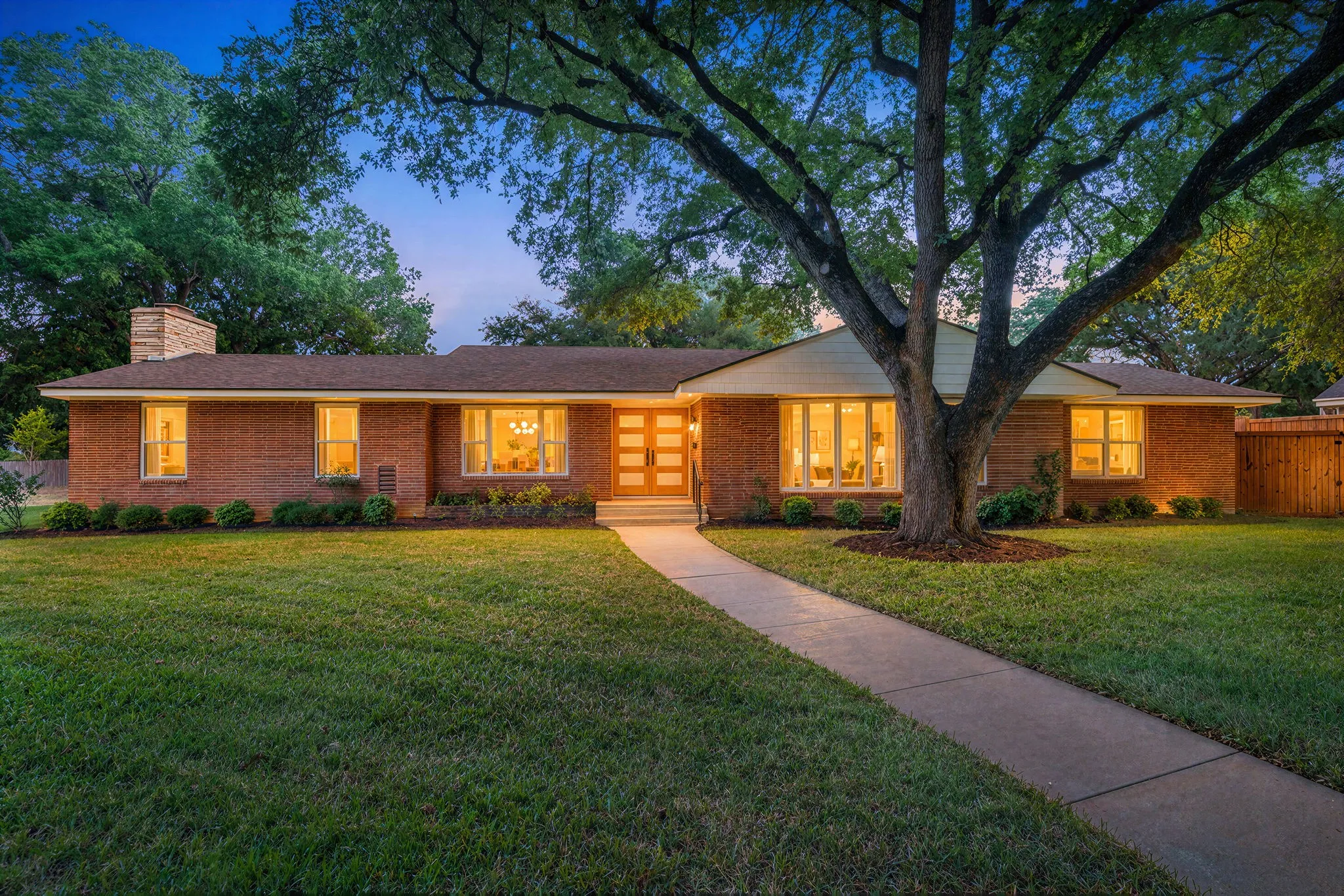 Single Family Residence For Sale in Mc Lennan County , 2625 Old Oaks Drive, Waco, Texas 76710, 4 Bedroom, 4 Bathroom, Garage spaces, 3,417 Sqft, built in 1950, mls#21405231, Real Estate Agent in Waco, Homes For Sale in Mc Lennan county, Homes For Sale in Waco, Realtor in Waco Texas, Real Estate Brokerage Independent Realty Texas, Luminita Cordes Realtor