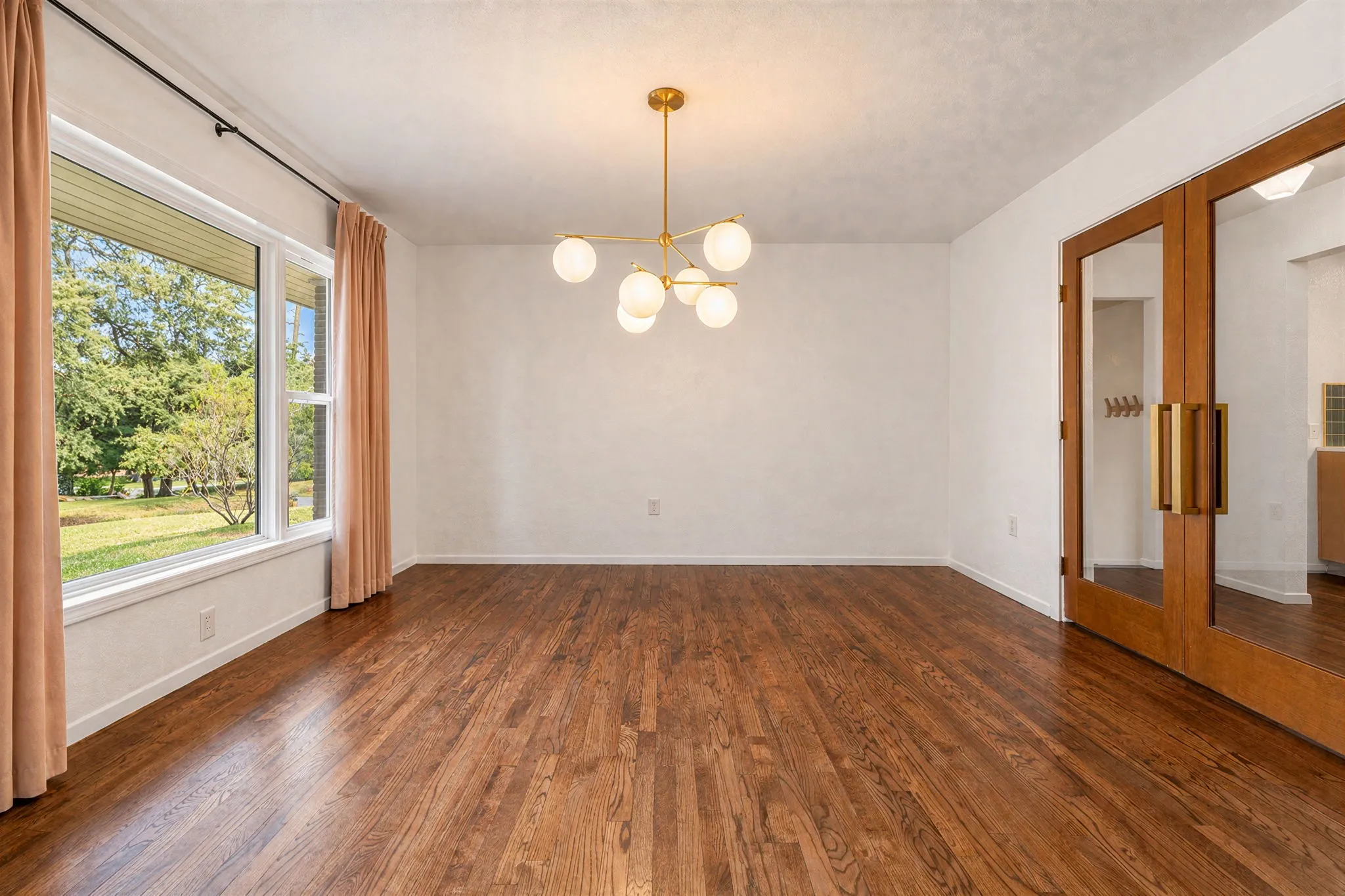 Single Family Residence For Sale in Mc Lennan County , 2625 Old Oaks Drive, Waco, Texas 76710, 4 Bedroom, 4 Bathroom, Garage spaces, 3,417 Sqft, built in 1950, mls#21405231, Real Estate Agent in Waco, Homes For Sale in Mc Lennan county, Homes For Sale in Waco, Realtor in Waco Texas, Real Estate Brokerage Independent Realty Texas, Luminita Cordes Realtor