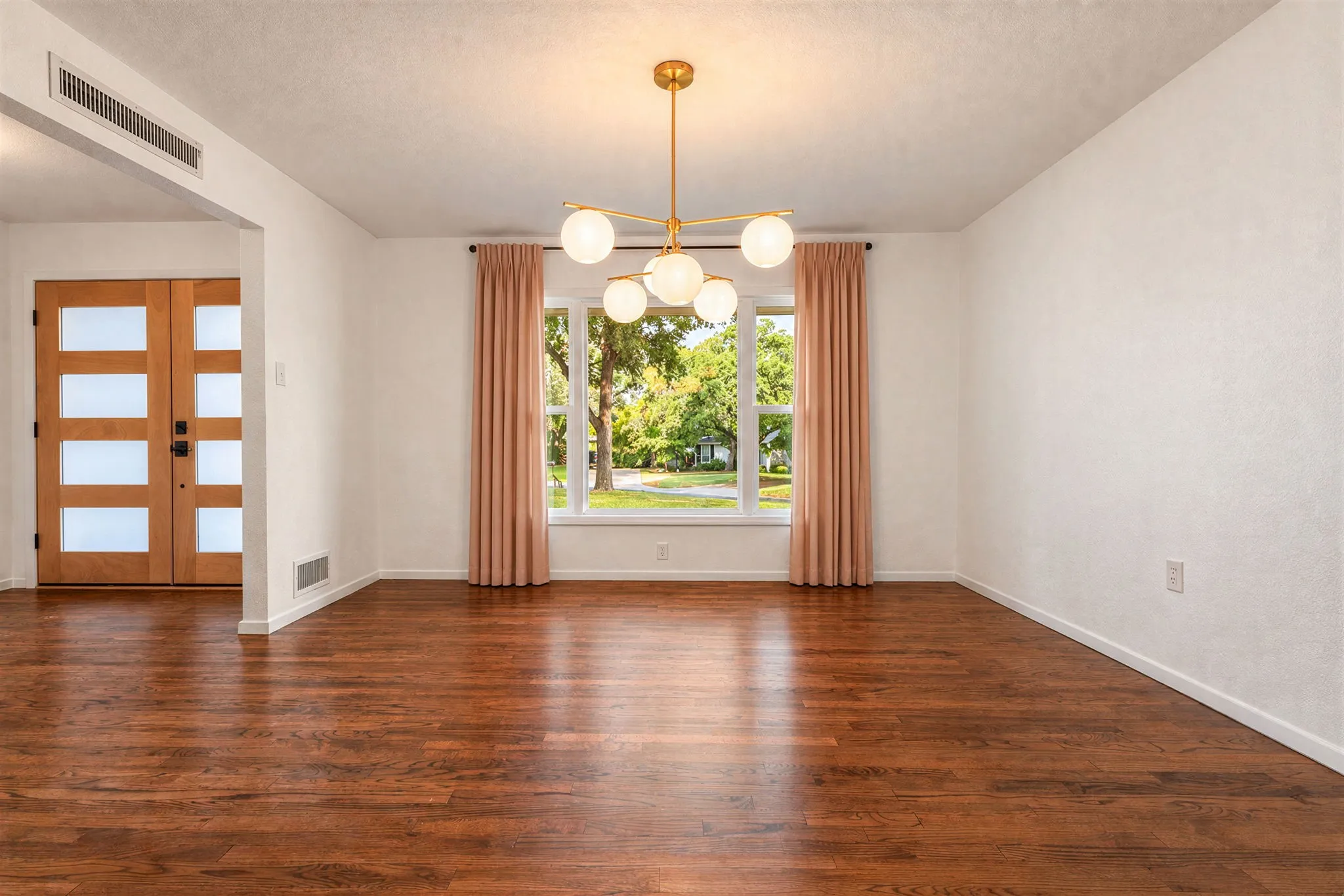 Single Family Residence For Sale in Mc Lennan County , 2625 Old Oaks Drive, Waco, Texas 76710, 4 Bedroom, 4 Bathroom, Garage spaces, 3,417 Sqft, built in 1950, mls#21405231, Real Estate Agent in Waco, Homes For Sale in Mc Lennan county, Homes For Sale in Waco, Realtor in Waco Texas, Real Estate Brokerage Independent Realty Texas, Luminita Cordes Realtor