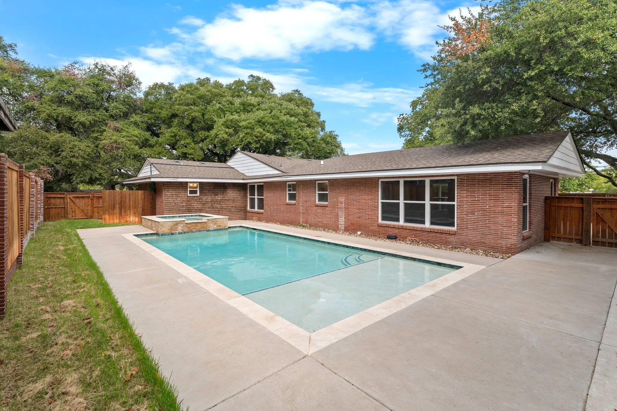 Single Family Residence For Sale in Mc Lennan County , 2625 Old Oaks Drive, Waco, Texas 76710, 4 Bedroom, 4 Bathroom, Garage spaces, 3,417 Sqft, built in 1950, mls#21405231, Real Estate Agent in Waco, Homes For Sale in Mc Lennan county, Homes For Sale in Waco, Realtor in Waco Texas, Real Estate Brokerage Independent Realty Texas, Luminita Cordes Realtor
