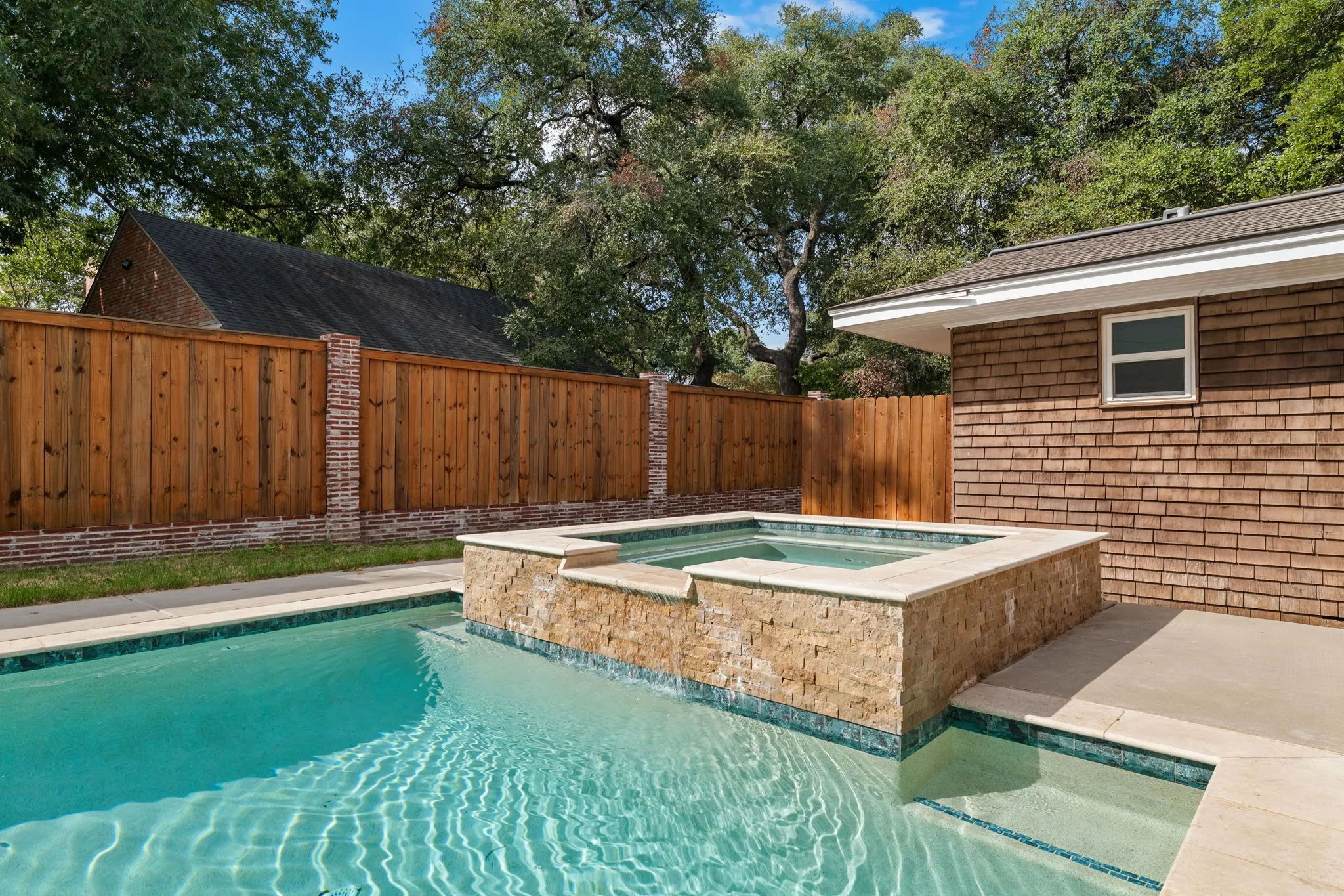 Single Family Residence For Sale in Mc Lennan County , 2625 Old Oaks Drive, Waco, Texas 76710, 4 Bedroom, 4 Bathroom, Garage spaces, 3,417 Sqft, built in 1950, mls#21405231, Real Estate Agent in Waco, Homes For Sale in Mc Lennan county, Homes For Sale in Waco, Realtor in Waco Texas, Real Estate Brokerage Independent Realty Texas, Luminita Cordes Realtor