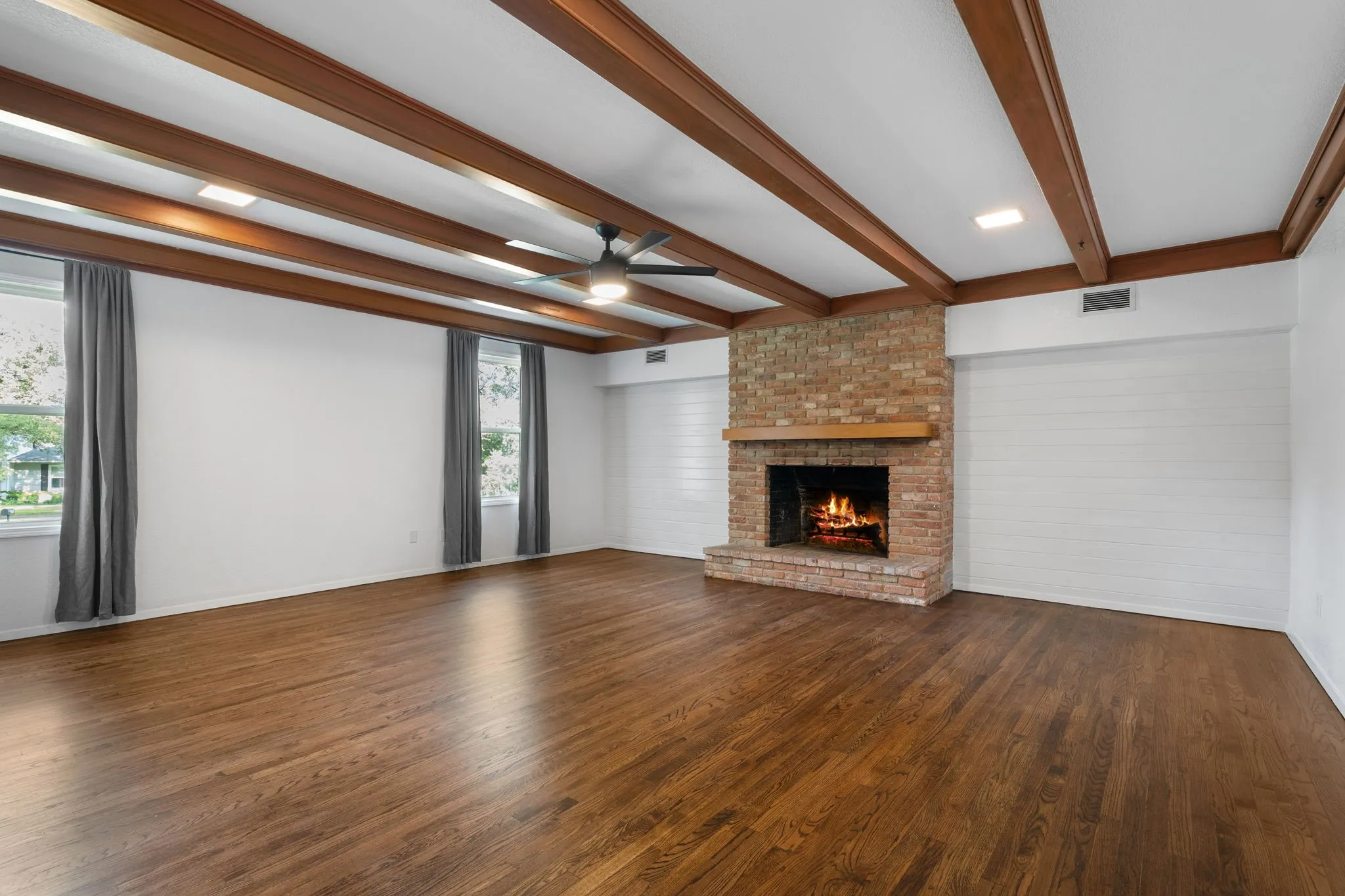 Single Family Residence For Sale in Mc Lennan County , 2625 Old Oaks Drive, Waco, Texas 76710, 4 Bedroom, 4 Bathroom, Garage spaces, 3,417 Sqft, built in 1950, mls#21405231, Real Estate Agent in Waco, Homes For Sale in Mc Lennan county, Homes For Sale in Waco, Realtor in Waco Texas, Real Estate Brokerage Independent Realty Texas, Luminita Cordes Realtor