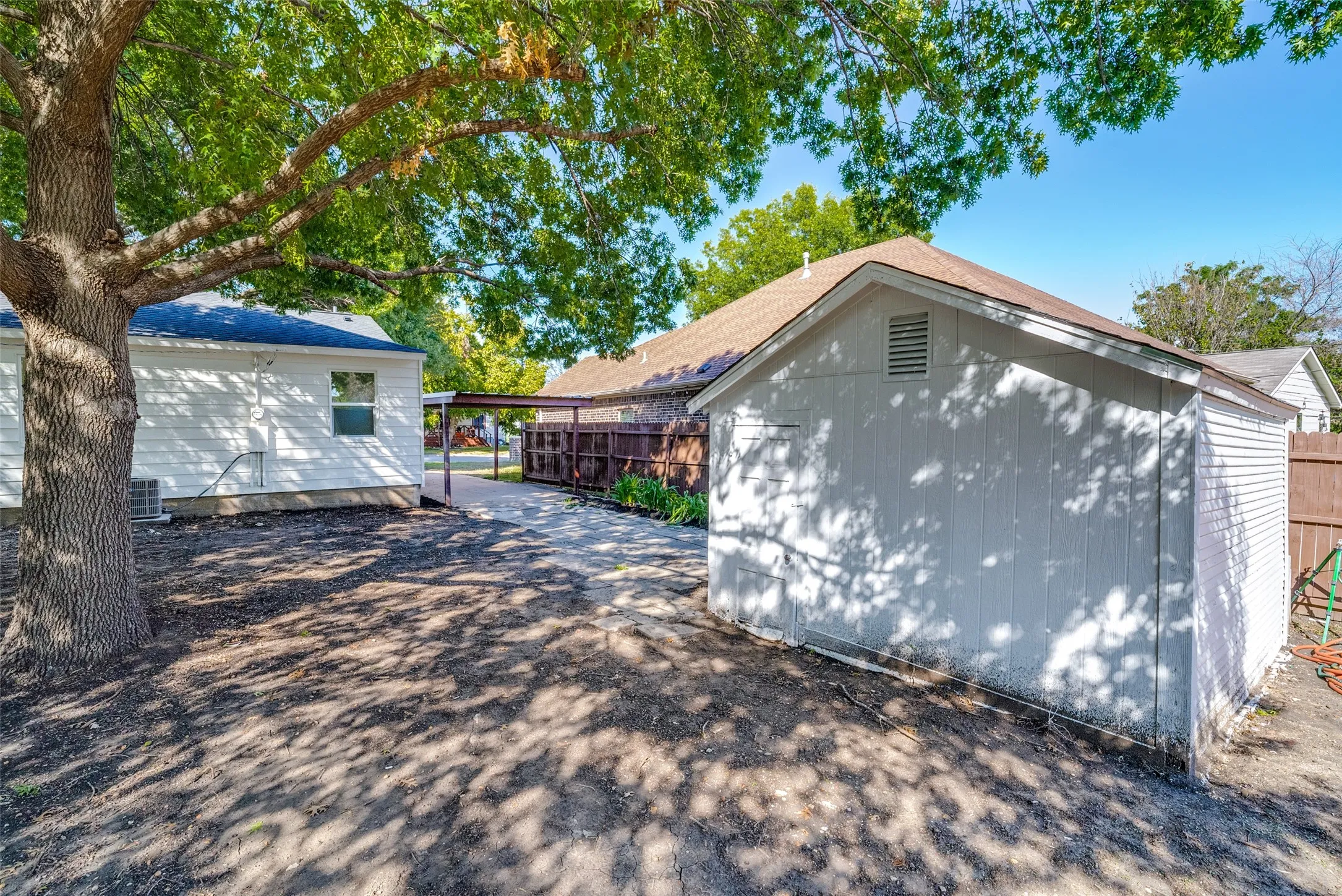 Single Family Residence For Sale in Tarrant County , 4821 Langley Road, River Oaks, Texas 76114, 2 Bedroom, 1 Bathroom, Garage spaces, 810 Sqft, built in 1943, mls#21405358, Real Estate Agent in River Oaks, Homes For Sale in Tarrant county, Homes For Sale in River Oaks, Realtor in River Oaks Texas, Real Estate Brokerage Independent Realty Texas, Luminita Cordes Realtor