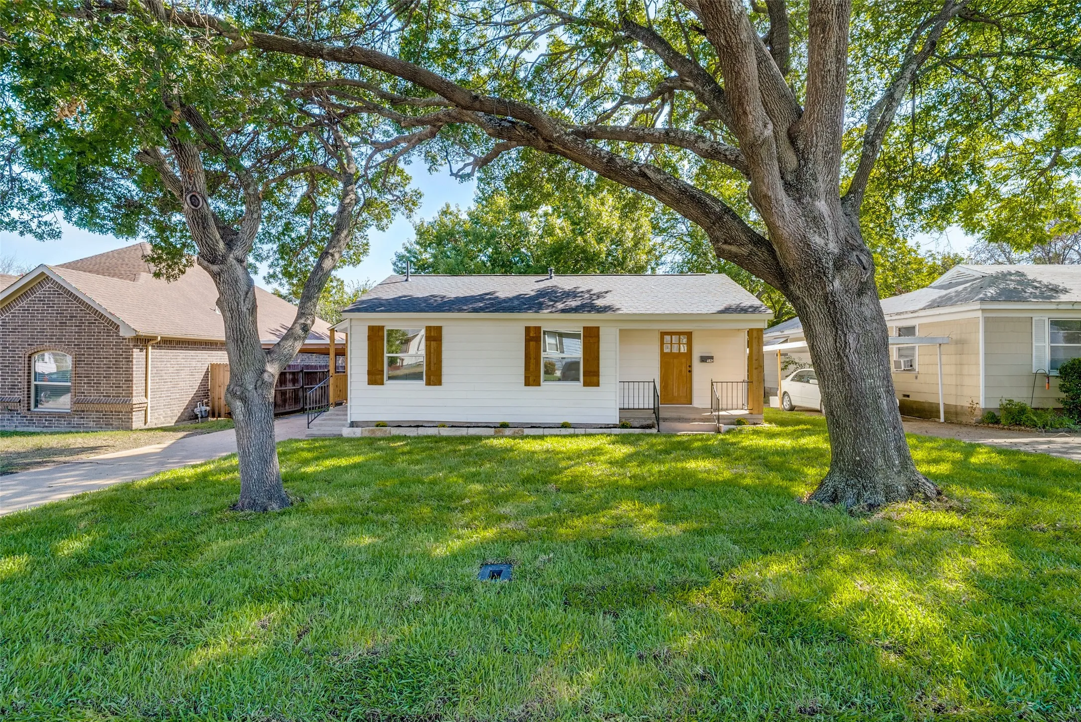 Single Family Residence For Sale in Tarrant County , 4821 Langley Road, River Oaks, Texas 76114, 2 Bedroom, 1 Bathroom, Garage spaces, 810 Sqft, built in 1943, mls#21405358, Real Estate Agent in River Oaks, Homes For Sale in Tarrant county, Homes For Sale in River Oaks, Realtor in River Oaks Texas, Real Estate Brokerage Independent Realty Texas, Luminita Cordes Realtor