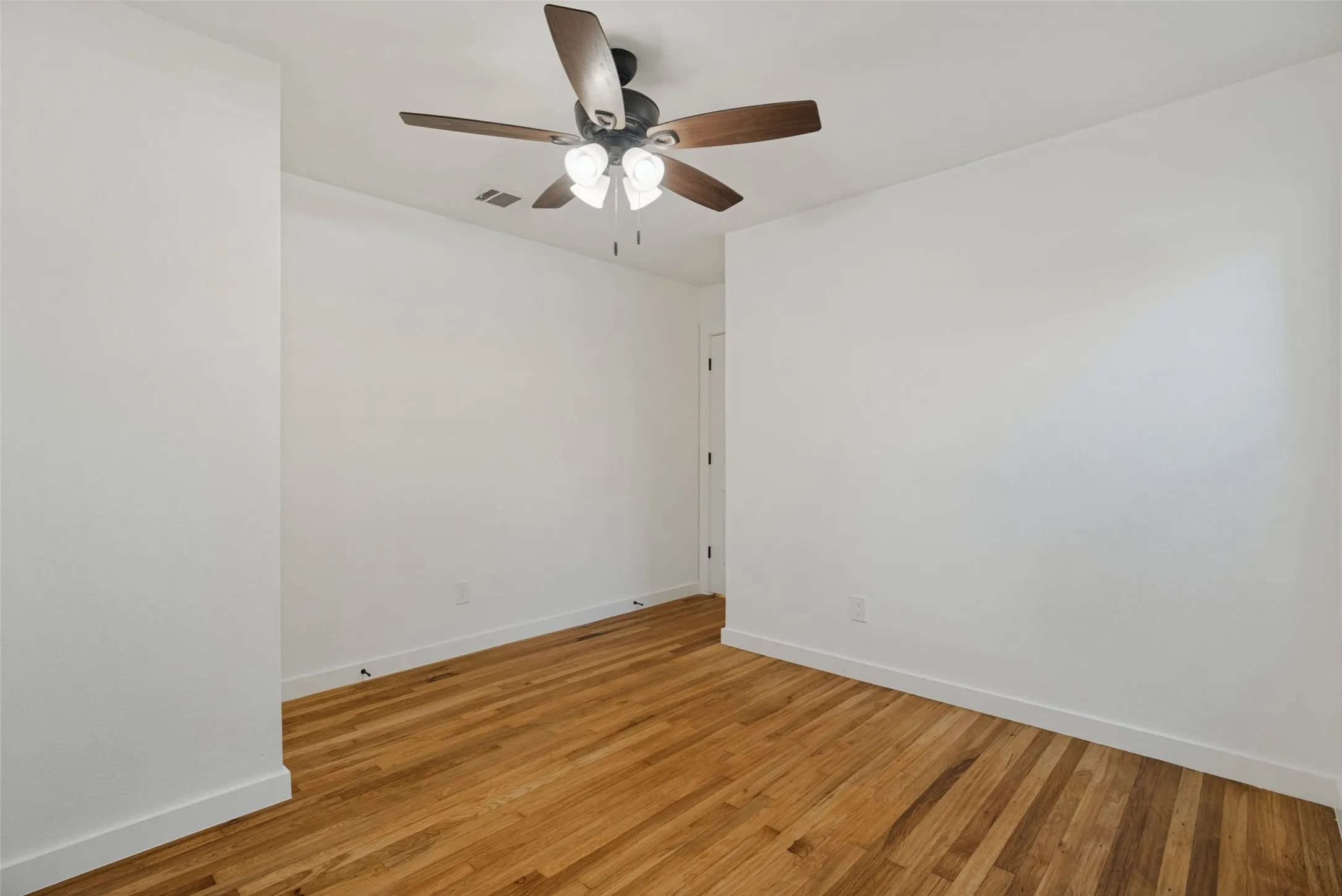 Single Family Residence For Sale in Tarrant County , 4821 Langley Road, River Oaks, Texas 76114, 2 Bedroom, 1 Bathroom, Garage spaces, 810 Sqft, built in 1943, mls#21405358, Real Estate Agent in River Oaks, Homes For Sale in Tarrant county, Homes For Sale in River Oaks, Realtor in River Oaks Texas, Real Estate Brokerage Independent Realty Texas, Luminita Cordes Realtor