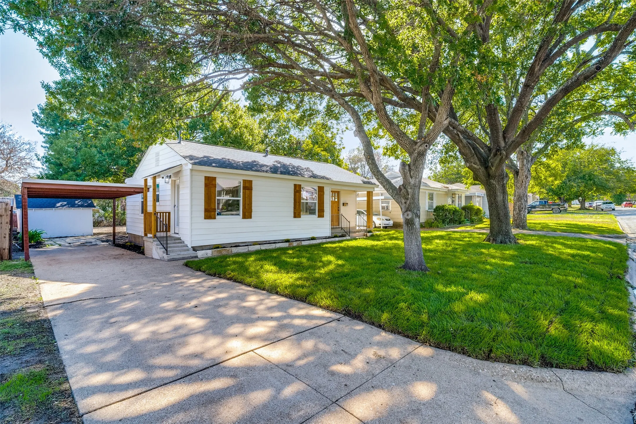 Single Family Residence For Sale in Tarrant County , 4821 Langley Road, River Oaks, Texas 76114, 2 Bedroom, 1 Bathroom, Garage spaces, 810 Sqft, built in 1943, mls#21405358, Real Estate Agent in River Oaks, Homes For Sale in Tarrant county, Homes For Sale in River Oaks, Realtor in River Oaks Texas, Real Estate Brokerage Independent Realty Texas, Luminita Cordes Realtor