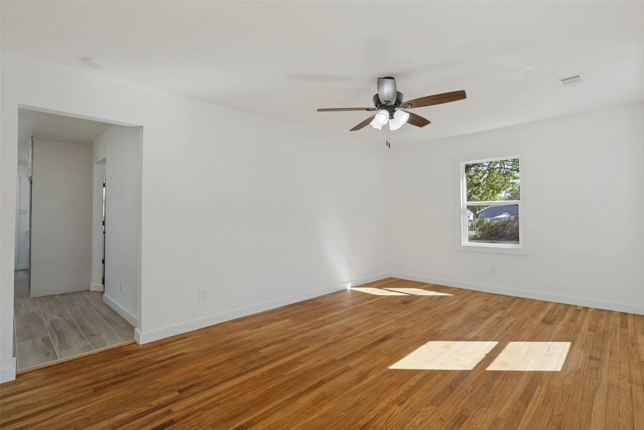 Single Family Residence For Sale in Tarrant County , 4821 Langley Road, River Oaks, Texas 76114, 2 Bedroom, 1 Bathroom, Garage spaces, 810 Sqft, built in 1943, mls#21405358, Real Estate Agent in River Oaks, Homes For Sale in Tarrant county, Homes For Sale in River Oaks, Realtor in River Oaks Texas, Real Estate Brokerage Independent Realty Texas, Luminita Cordes Realtor