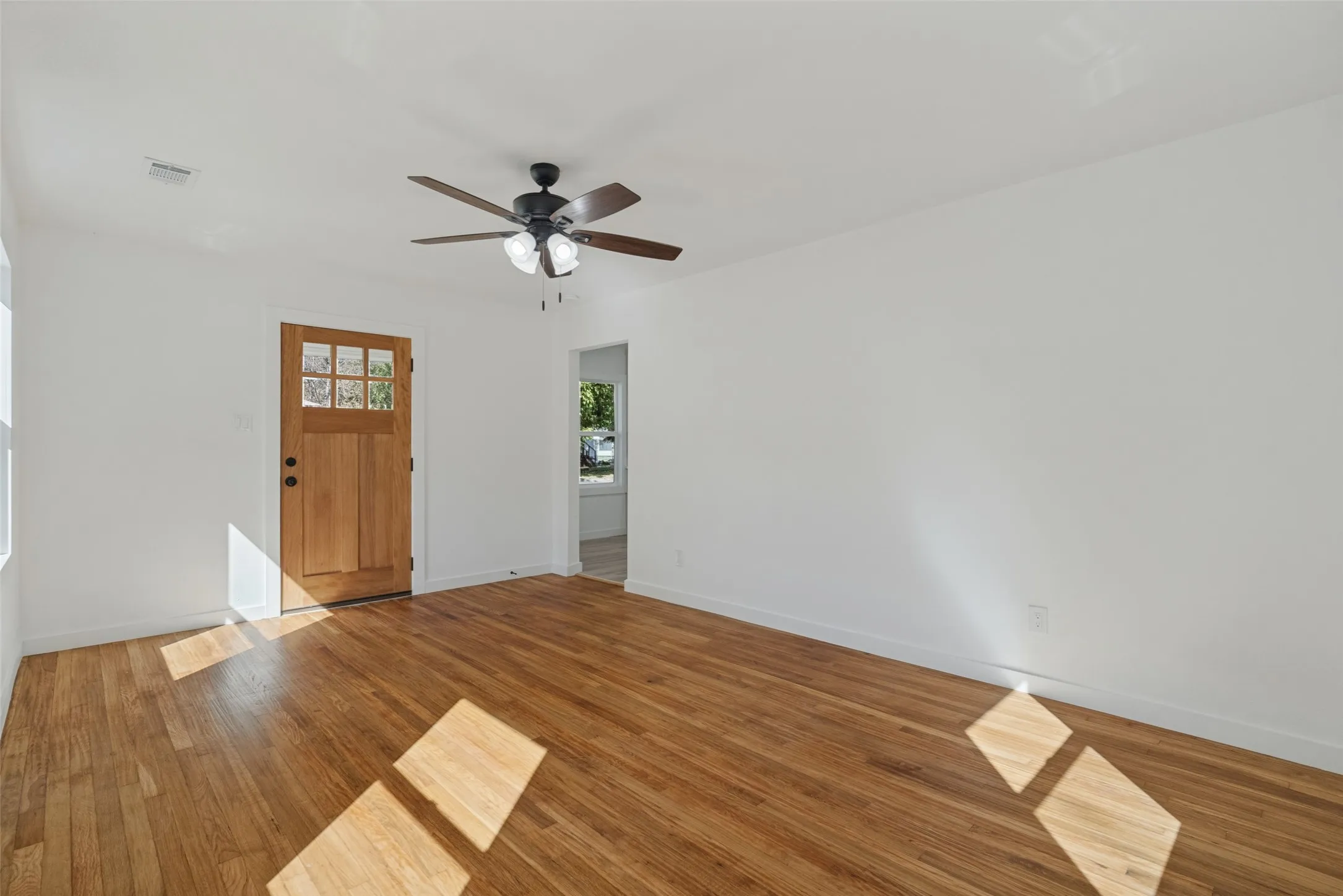 Single Family Residence For Sale in Tarrant County , 4821 Langley Road, River Oaks, Texas 76114, 2 Bedroom, 1 Bathroom, Garage spaces, 810 Sqft, built in 1943, mls#21405358, Real Estate Agent in River Oaks, Homes For Sale in Tarrant county, Homes For Sale in River Oaks, Realtor in River Oaks Texas, Real Estate Brokerage Independent Realty Texas, Luminita Cordes Realtor
