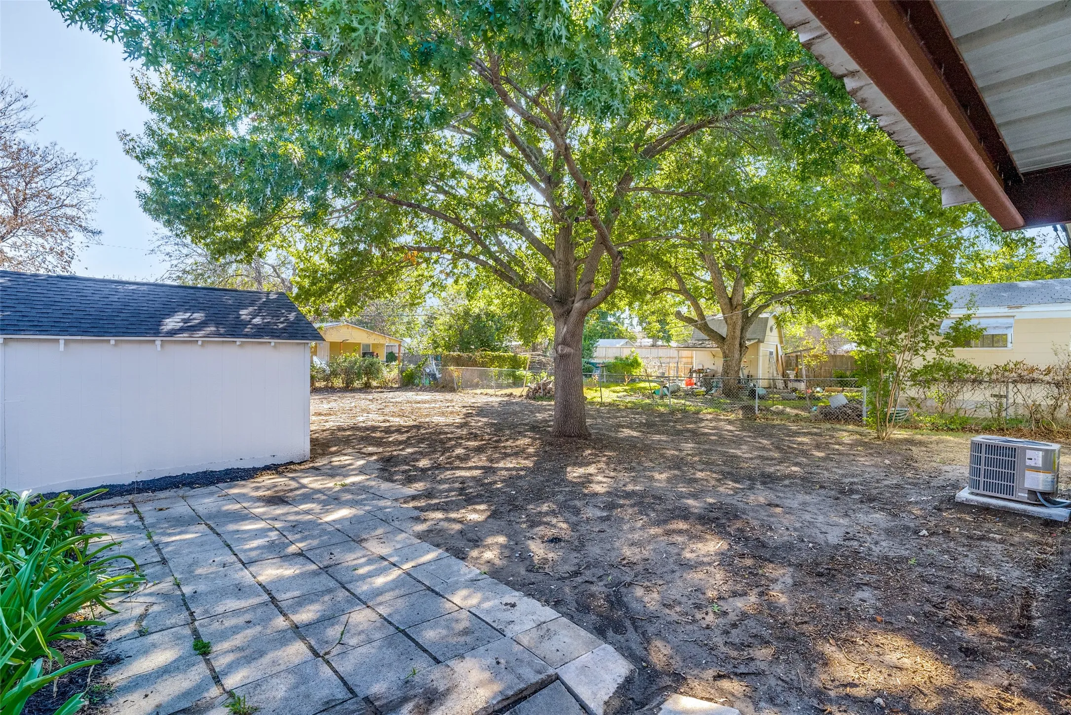 Single Family Residence For Sale in Tarrant County , 4821 Langley Road, River Oaks, Texas 76114, 2 Bedroom, 1 Bathroom, Garage spaces, 810 Sqft, built in 1943, mls#21405358, Real Estate Agent in River Oaks, Homes For Sale in Tarrant county, Homes For Sale in River Oaks, Realtor in River Oaks Texas, Real Estate Brokerage Independent Realty Texas, Luminita Cordes Realtor