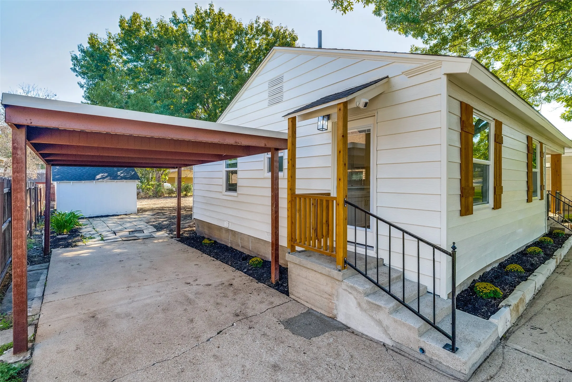 Single Family Residence For Sale in Tarrant County , 4821 Langley Road, River Oaks, Texas 76114, 2 Bedroom, 1 Bathroom, Garage spaces, 810 Sqft, built in 1943, mls#21405358, Real Estate Agent in River Oaks, Homes For Sale in Tarrant county, Homes For Sale in River Oaks, Realtor in River Oaks Texas, Real Estate Brokerage Independent Realty Texas, Luminita Cordes Realtor