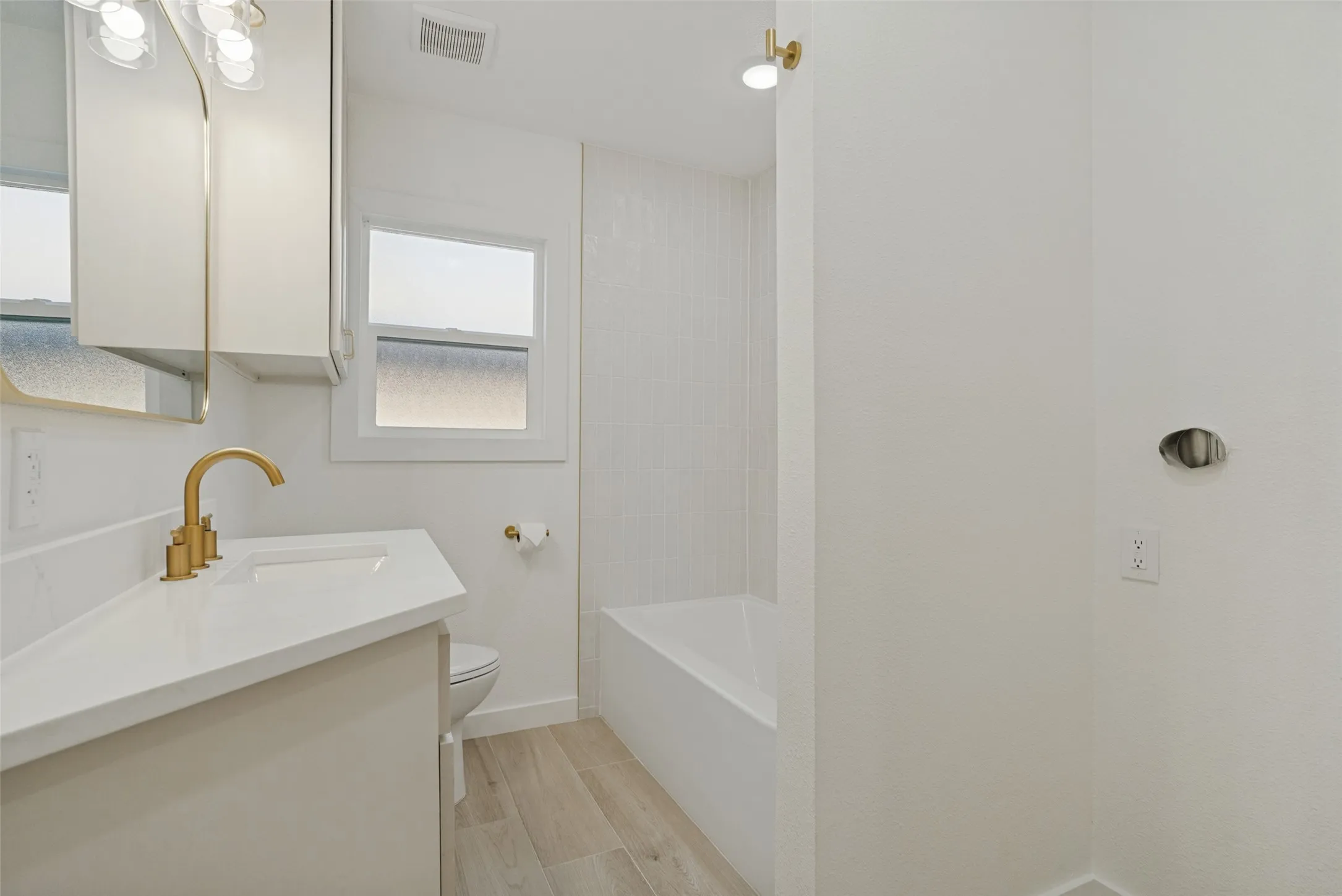 Single Family Residence For Sale in Tarrant County , 4821 Langley Road, River Oaks, Texas 76114, 2 Bedroom, 1 Bathroom, Garage spaces, 810 Sqft, built in 1943, mls#21405358, Real Estate Agent in River Oaks, Homes For Sale in Tarrant county, Homes For Sale in River Oaks, Realtor in River Oaks Texas, Real Estate Brokerage Independent Realty Texas, Luminita Cordes Realtor