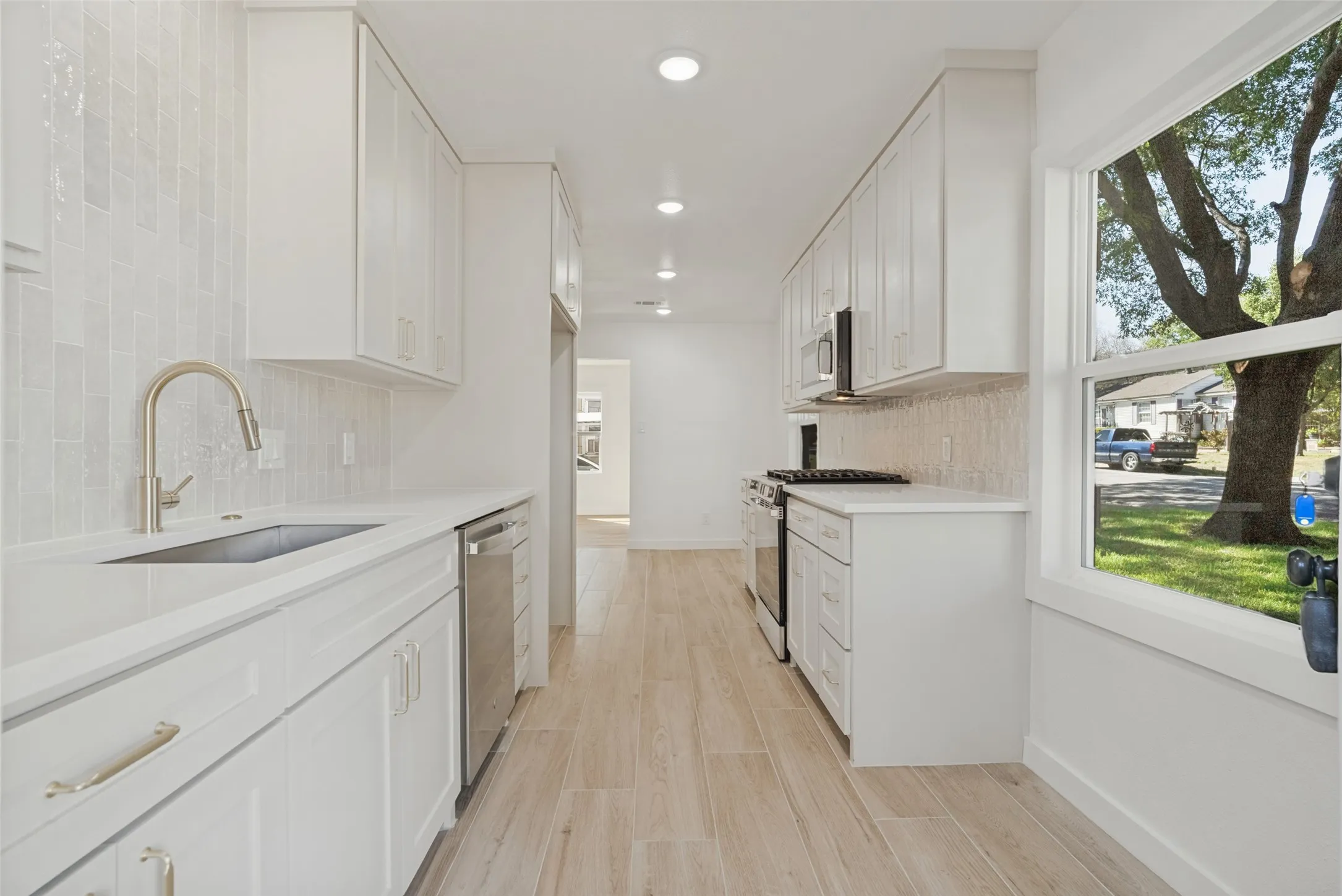 Single Family Residence For Sale in Tarrant County , 4821 Langley Road, River Oaks, Texas 76114, 2 Bedroom, 1 Bathroom, Garage spaces, 810 Sqft, built in 1943, mls#21405358, Real Estate Agent in River Oaks, Homes For Sale in Tarrant county, Homes For Sale in River Oaks, Realtor in River Oaks Texas, Real Estate Brokerage Independent Realty Texas, Luminita Cordes Realtor