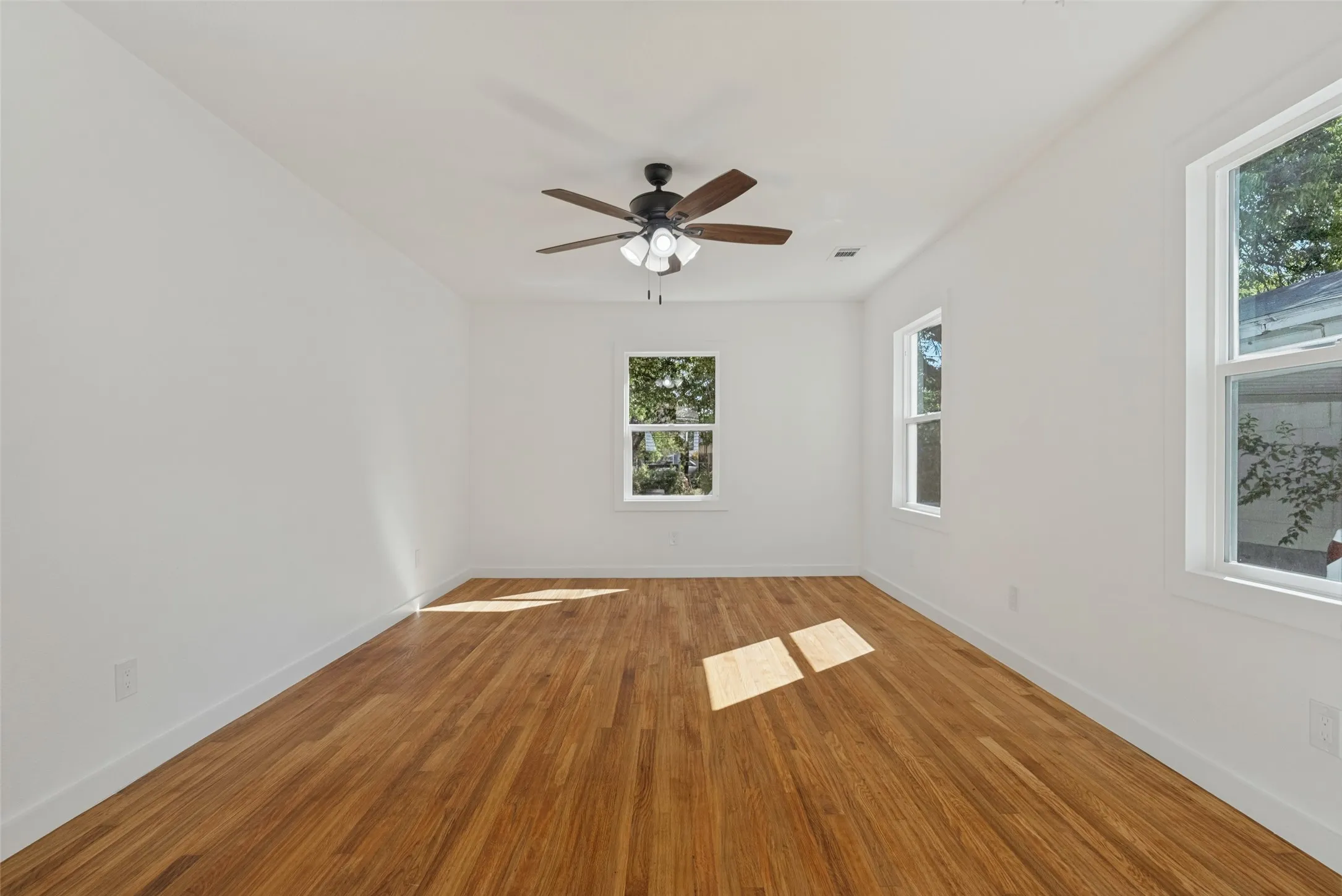 Single Family Residence For Sale in Tarrant County , 4821 Langley Road, River Oaks, Texas 76114, 2 Bedroom, 1 Bathroom, Garage spaces, 810 Sqft, built in 1943, mls#21405358, Real Estate Agent in River Oaks, Homes For Sale in Tarrant county, Homes For Sale in River Oaks, Realtor in River Oaks Texas, Real Estate Brokerage Independent Realty Texas, Luminita Cordes Realtor