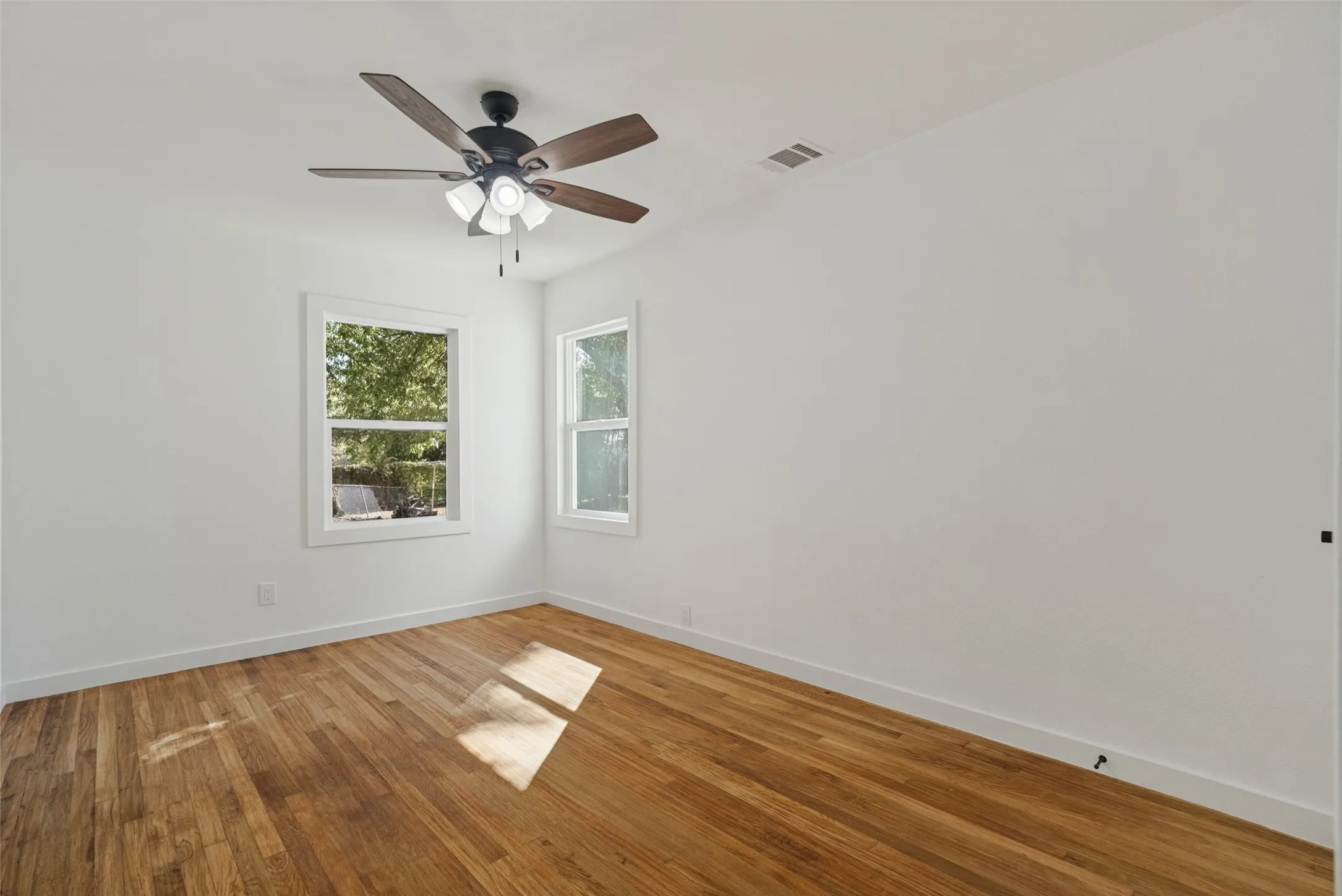 Single Family Residence For Sale in Tarrant County , 4821 Langley Road, River Oaks, Texas 76114, 2 Bedroom, 1 Bathroom, Garage spaces, 810 Sqft, built in 1943, mls#21405358, Real Estate Agent in River Oaks, Homes For Sale in Tarrant county, Homes For Sale in River Oaks, Realtor in River Oaks Texas, Real Estate Brokerage Independent Realty Texas, Luminita Cordes Realtor