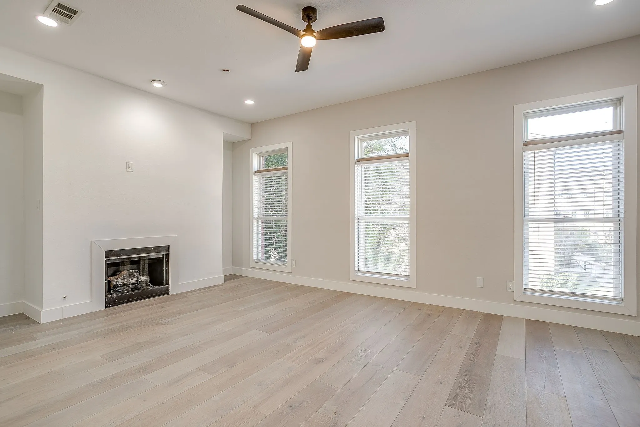 Townhouse For Sale in Collin County , 8274 Library Street, Frisco, Texas 75034, 3 Bedroom, 4 Bathroom, 2 Garage spaces, 3,003 Sqft, built in 2002, mls#21400384, Real Estate Agent in Frisco, Homes For Sale in Collin county, Homes For Sale in Frisco, Realtor in Frisco Texas, Real Estate Brokerage Independent Realty Texas, Luminita Cordes Realtor
