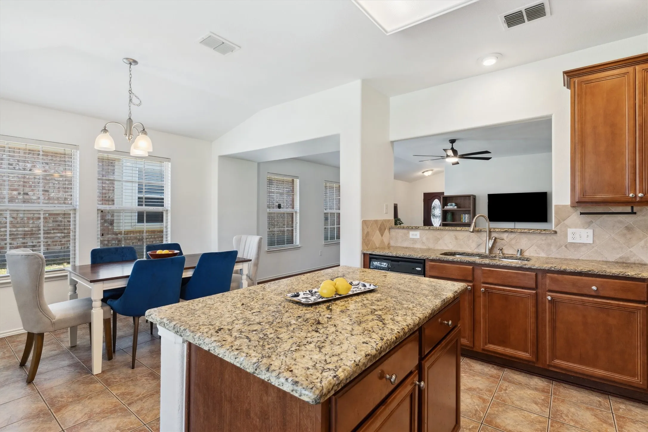 Single Family Residence For Sale in Denton County , 2685 Calmwater Drive, Little Elm, Texas 75068, 3 Bedroom, 2 Bathroom, 2 Garage spaces, 1,672 Sqft, built in 2005, mls#21405970, Real Estate Agent in Little Elm, Homes For Sale in Denton county, Homes For Sale in Little Elm, Realtor in Little Elm Texas, Real Estate Brokerage Independent Realty Texas, Luminita Cordes Realtor