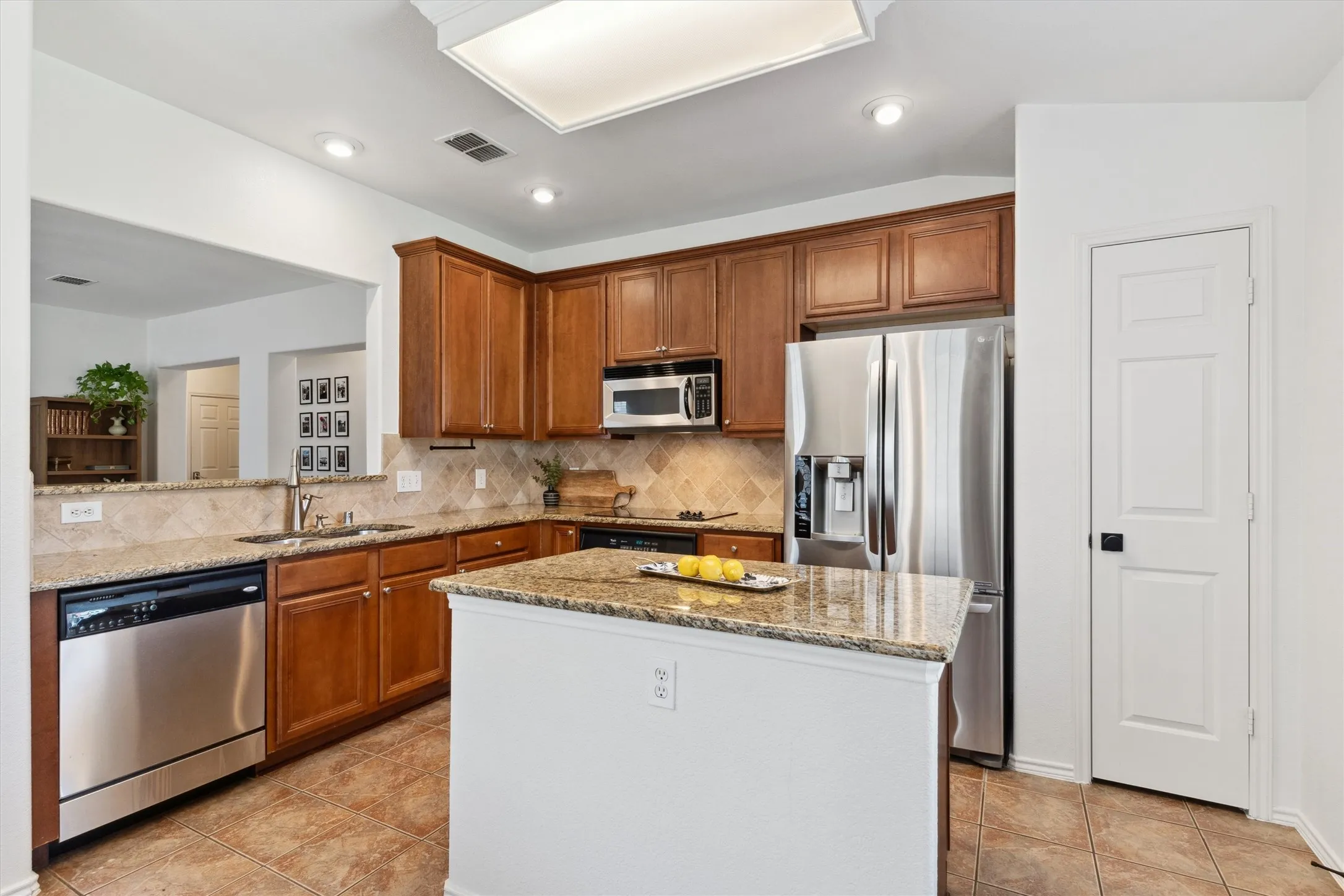 Single Family Residence For Sale in Denton County , 2685 Calmwater Drive, Little Elm, Texas 75068, 3 Bedroom, 2 Bathroom, 2 Garage spaces, 1,672 Sqft, built in 2005, mls#21405970, Real Estate Agent in Little Elm, Homes For Sale in Denton county, Homes For Sale in Little Elm, Realtor in Little Elm Texas, Real Estate Brokerage Independent Realty Texas, Luminita Cordes Realtor