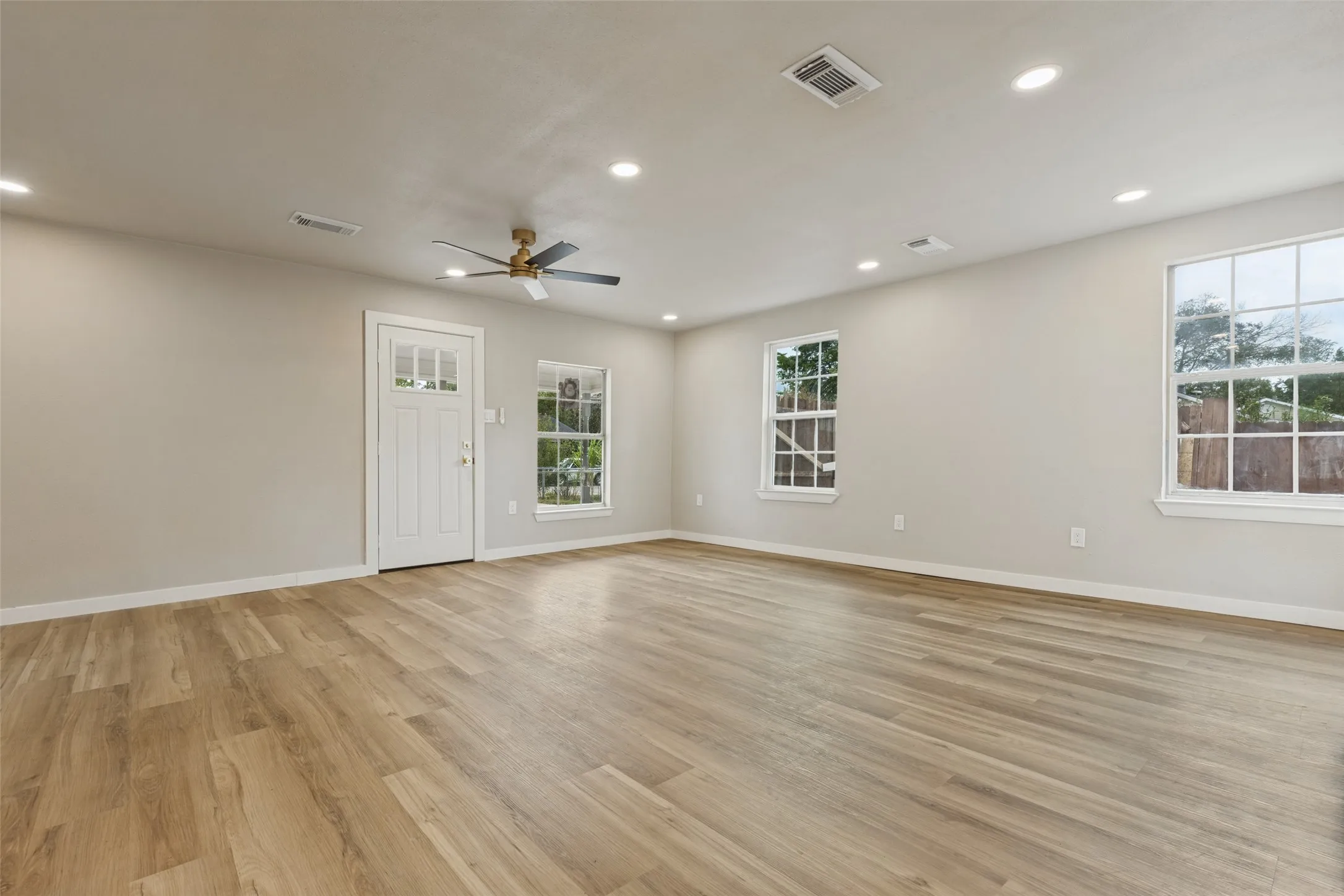 Single Family Residence For Sale in Dallas County , 1239 Lonsdale Avenue, Dallas, Texas 75217, 3 Bedroom, 2 Bathroom, Garage spaces, 1,380 Sqft, built in 1951, mls#21406630, Real Estate Agent in Dallas, Homes For Sale in Dallas county, Homes For Sale in Dallas, Realtor in Dallas Texas, Real Estate Brokerage Independent Realty Texas, Luminita Cordes Realtor
