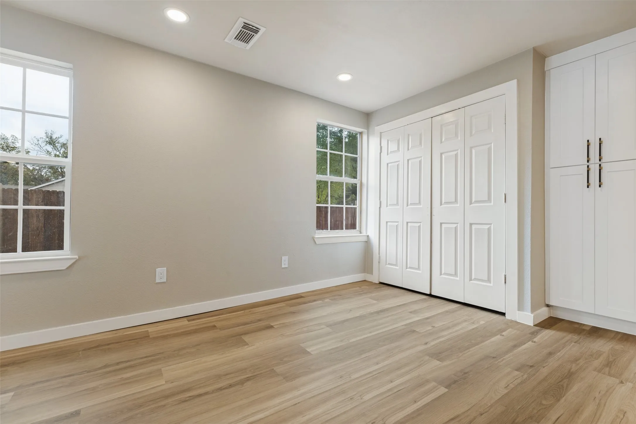 Single Family Residence For Sale in Dallas County , 1239 Lonsdale Avenue, Dallas, Texas 75217, 3 Bedroom, 2 Bathroom, Garage spaces, 1,380 Sqft, built in 1951, mls#21406630, Real Estate Agent in Dallas, Homes For Sale in Dallas county, Homes For Sale in Dallas, Realtor in Dallas Texas, Real Estate Brokerage Independent Realty Texas, Luminita Cordes Realtor