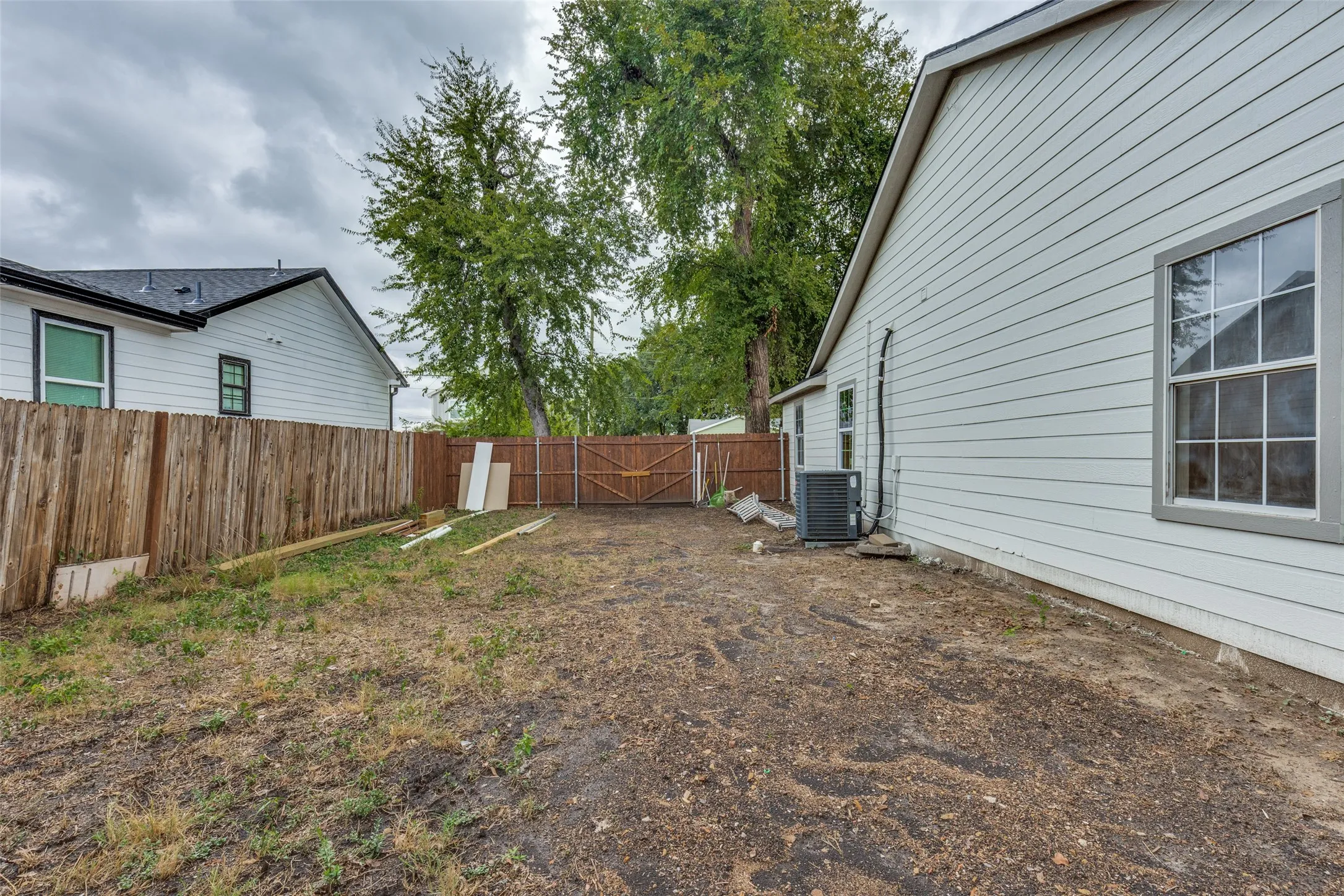 Single Family Residence For Sale in Dallas County , 1239 Lonsdale Avenue, Dallas, Texas 75217, 3 Bedroom, 2 Bathroom, Garage spaces, 1,380 Sqft, built in 1951, mls#21406630, Real Estate Agent in Dallas, Homes For Sale in Dallas county, Homes For Sale in Dallas, Realtor in Dallas Texas, Real Estate Brokerage Independent Realty Texas, Luminita Cordes Realtor
