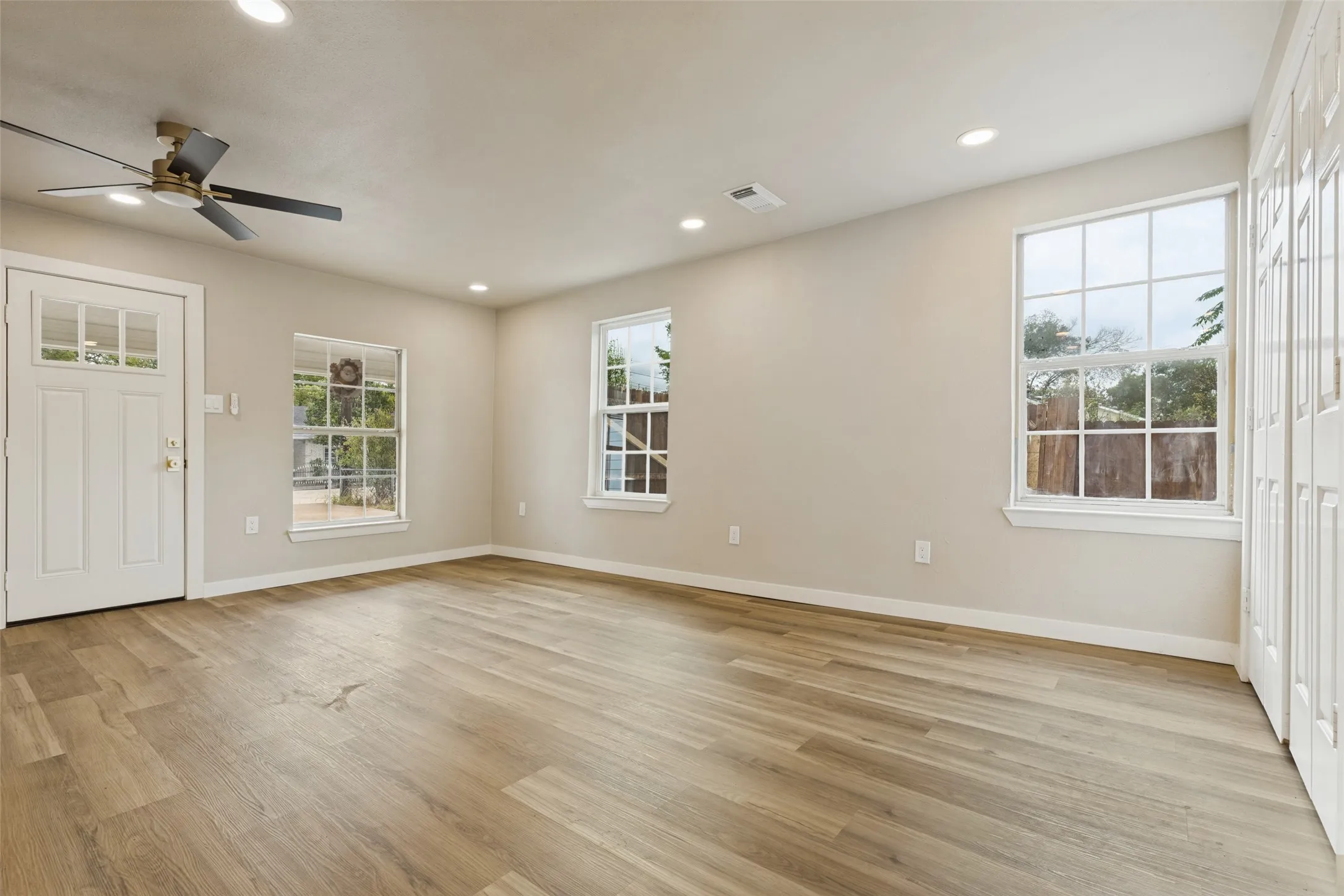 Single Family Residence For Sale in Dallas County , 1239 Lonsdale Avenue, Dallas, Texas 75217, 3 Bedroom, 2 Bathroom, Garage spaces, 1,380 Sqft, built in 1951, mls#21406630, Real Estate Agent in Dallas, Homes For Sale in Dallas county, Homes For Sale in Dallas, Realtor in Dallas Texas, Real Estate Brokerage Independent Realty Texas, Luminita Cordes Realtor