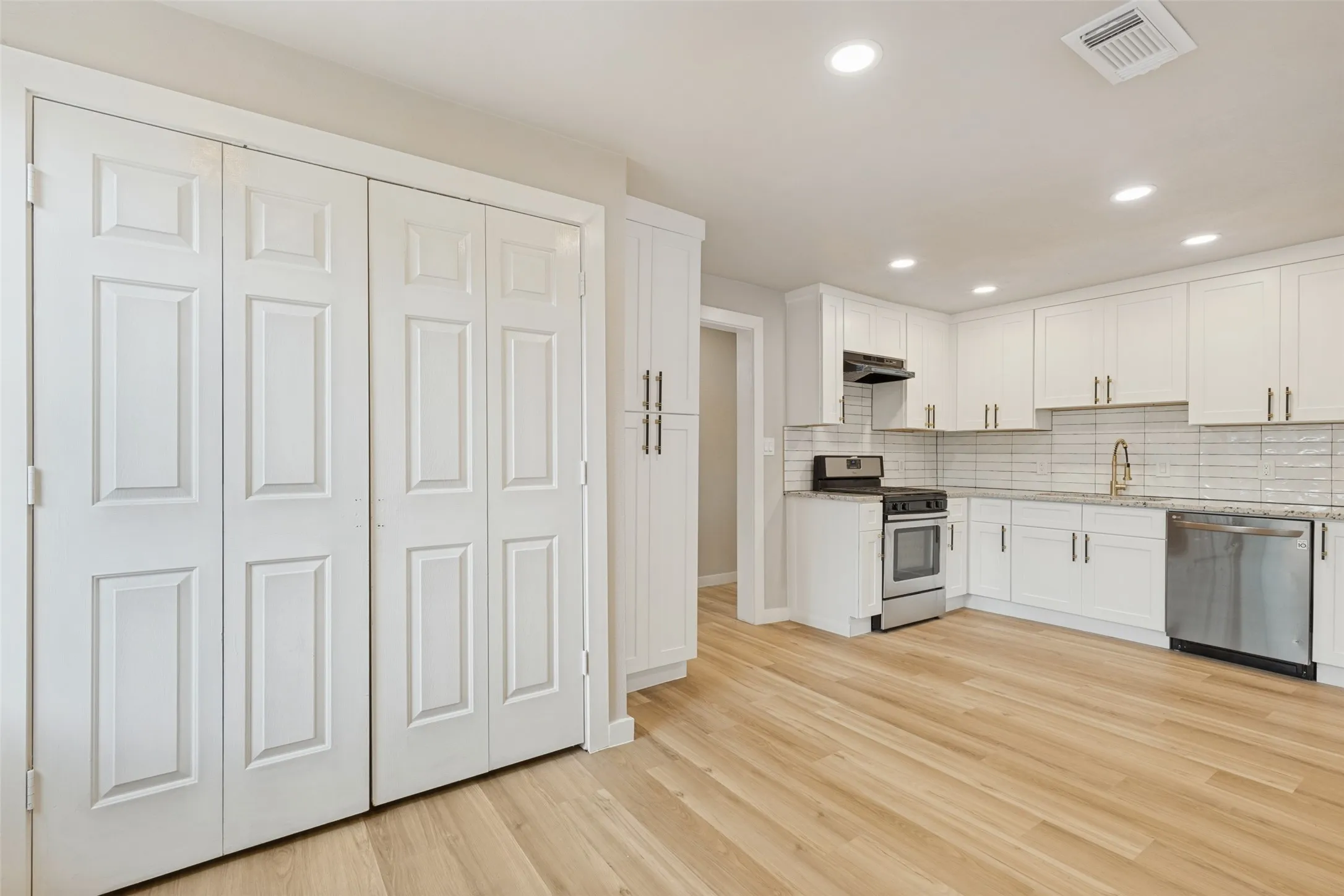Single Family Residence For Sale in Dallas County , 1239 Lonsdale Avenue, Dallas, Texas 75217, 3 Bedroom, 2 Bathroom, Garage spaces, 1,380 Sqft, built in 1951, mls#21406630, Real Estate Agent in Dallas, Homes For Sale in Dallas county, Homes For Sale in Dallas, Realtor in Dallas Texas, Real Estate Brokerage Independent Realty Texas, Luminita Cordes Realtor