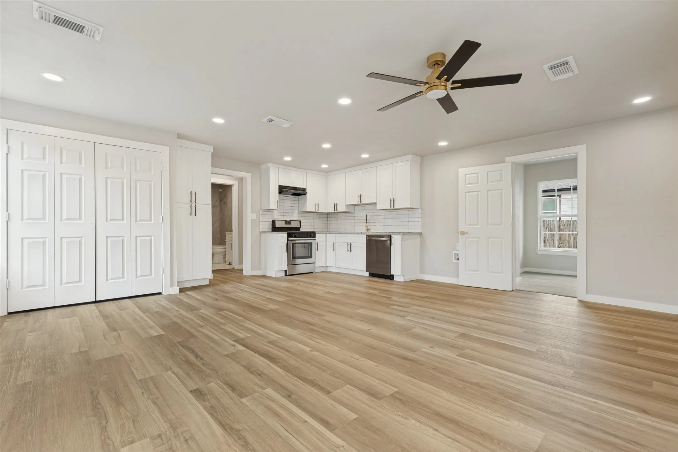 Single Family Residence For Sale in Dallas County , 1239 Lonsdale Avenue, Dallas, Texas 75217, 3 Bedroom, 2 Bathroom, Garage spaces, 1,380 Sqft, built in 1951, mls#21406630, Real Estate Agent in Dallas, Homes For Sale in Dallas county, Homes For Sale in Dallas, Realtor in Dallas Texas, Real Estate Brokerage Independent Realty Texas, Luminita Cordes Realtor