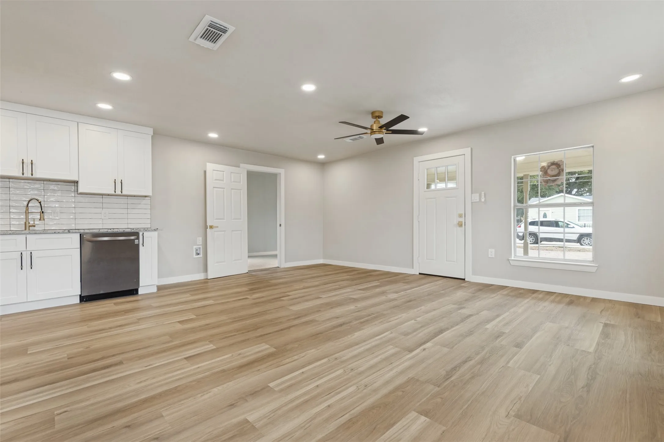 Single Family Residence For Sale in Dallas County , 1239 Lonsdale Avenue, Dallas, Texas 75217, 3 Bedroom, 2 Bathroom, Garage spaces, 1,380 Sqft, built in 1951, mls#21406630, Real Estate Agent in Dallas, Homes For Sale in Dallas county, Homes For Sale in Dallas, Realtor in Dallas Texas, Real Estate Brokerage Independent Realty Texas, Luminita Cordes Realtor