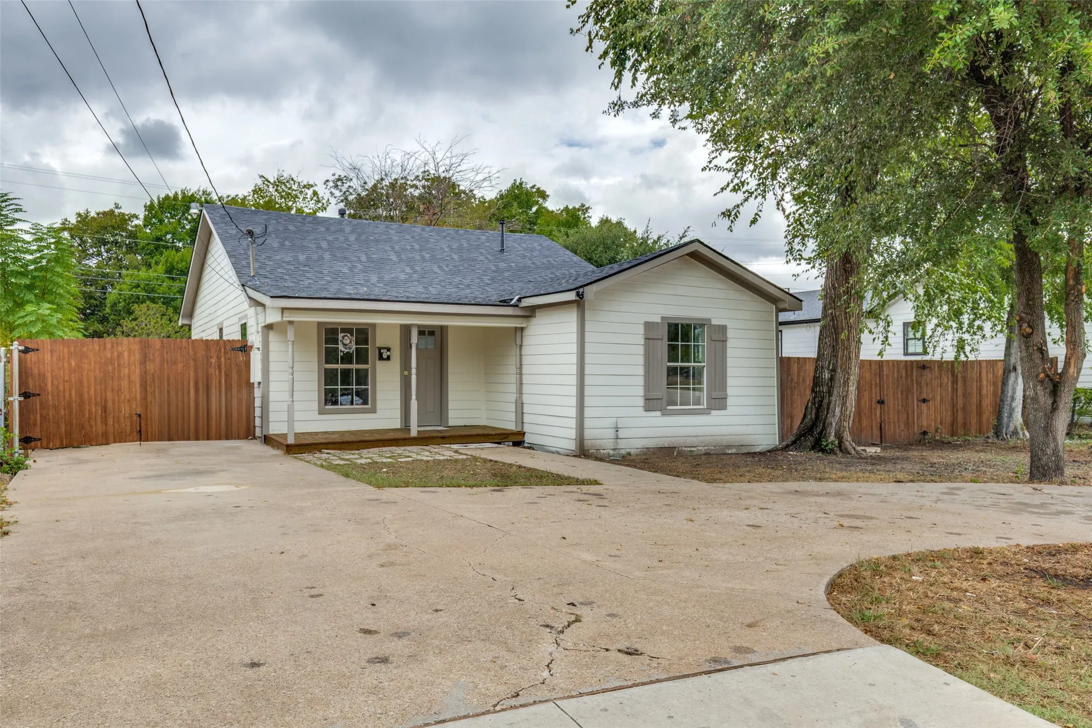 Single Family Residence For Sale in Dallas County , 1239 Lonsdale Avenue, Dallas, Texas 75217, 3 Bedroom, 2 Bathroom, Garage spaces, 1,380 Sqft, built in 1951, mls#21406630, Real Estate Agent in Dallas, Homes For Sale in Dallas county, Homes For Sale in Dallas, Realtor in Dallas Texas, Real Estate Brokerage Independent Realty Texas, Luminita Cordes Realtor
