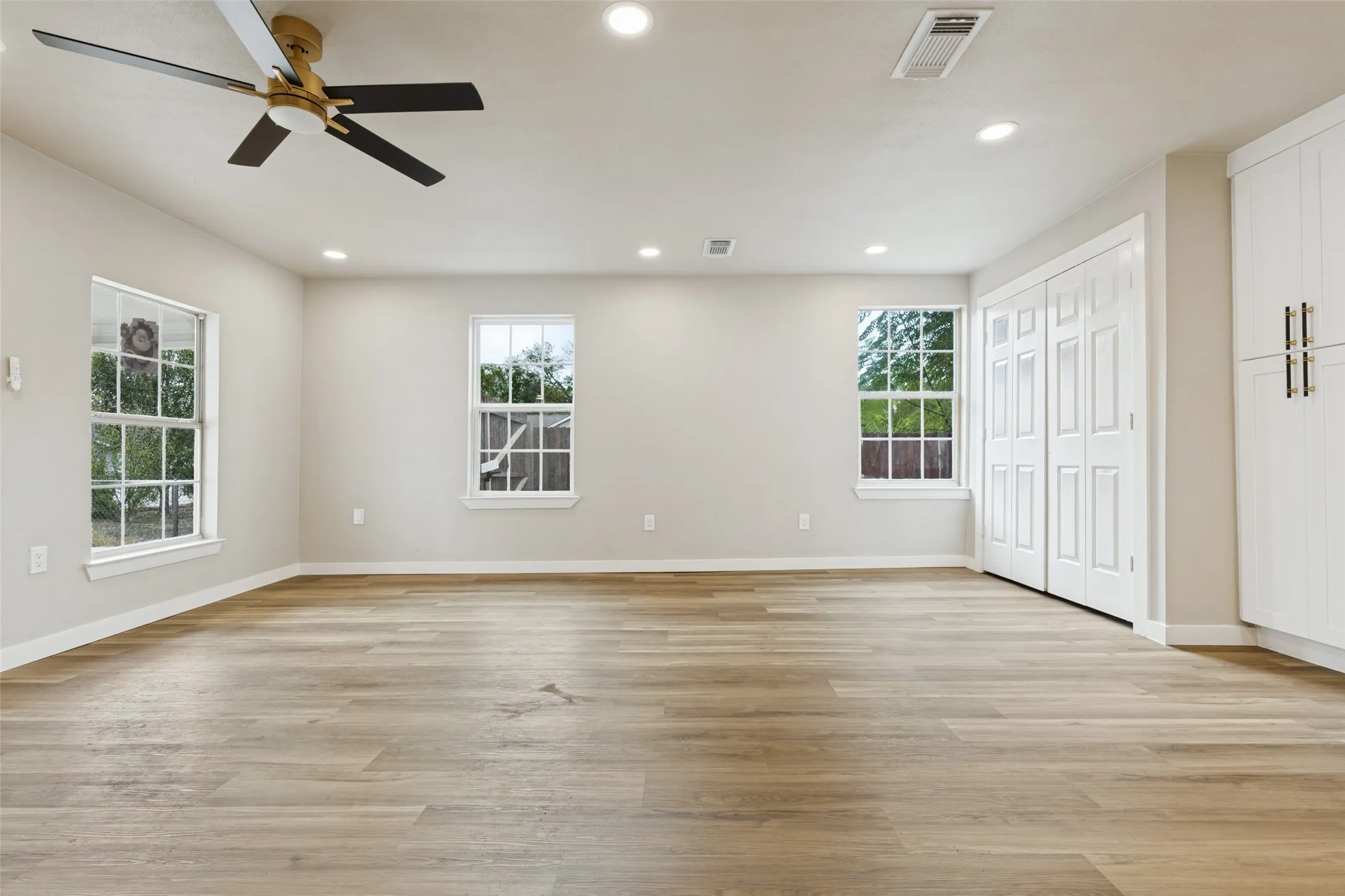 Single Family Residence For Sale in Dallas County , 1239 Lonsdale Avenue, Dallas, Texas 75217, 3 Bedroom, 2 Bathroom, Garage spaces, 1,380 Sqft, built in 1951, mls#21406630, Real Estate Agent in Dallas, Homes For Sale in Dallas county, Homes For Sale in Dallas, Realtor in Dallas Texas, Real Estate Brokerage Independent Realty Texas, Luminita Cordes Realtor