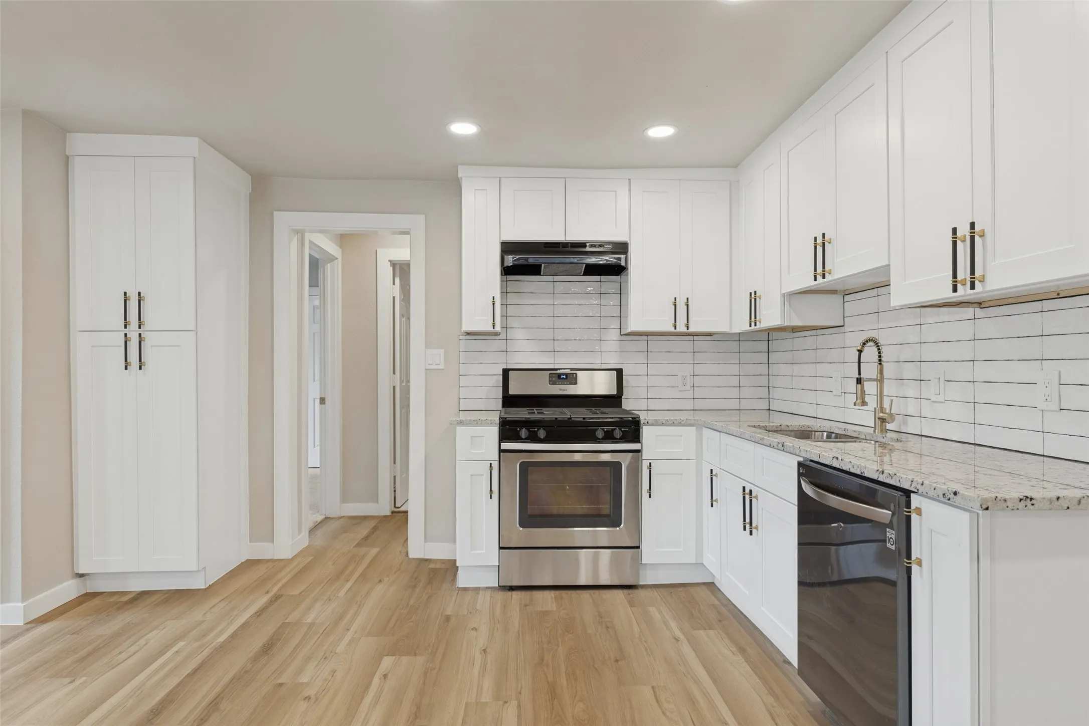 Single Family Residence For Sale in Dallas County , 1239 Lonsdale Avenue, Dallas, Texas 75217, 3 Bedroom, 2 Bathroom, Garage spaces, 1,380 Sqft, built in 1951, mls#21406630, Real Estate Agent in Dallas, Homes For Sale in Dallas county, Homes For Sale in Dallas, Realtor in Dallas Texas, Real Estate Brokerage Independent Realty Texas, Luminita Cordes Realtor