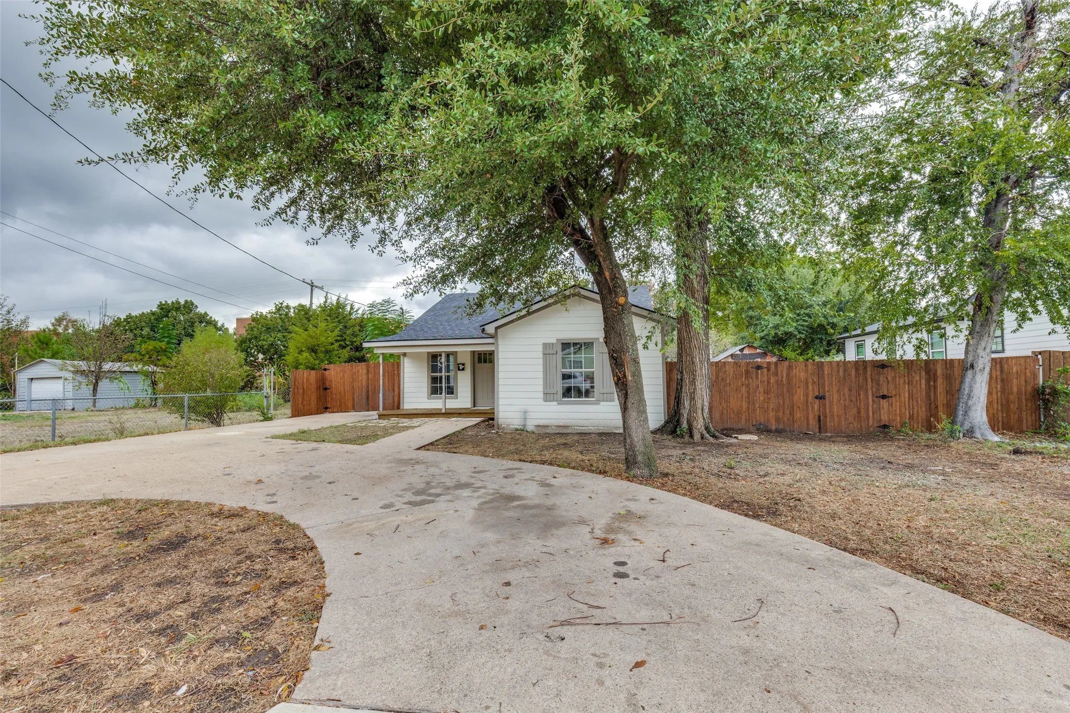 Single Family Residence For Sale in Dallas County , 1239 Lonsdale Avenue, Dallas, Texas 75217, 3 Bedroom, 2 Bathroom, Garage spaces, 1,380 Sqft, built in 1951, mls#21406630, Real Estate Agent in Dallas, Homes For Sale in Dallas county, Homes For Sale in Dallas, Realtor in Dallas Texas, Real Estate Brokerage Independent Realty Texas, Luminita Cordes Realtor