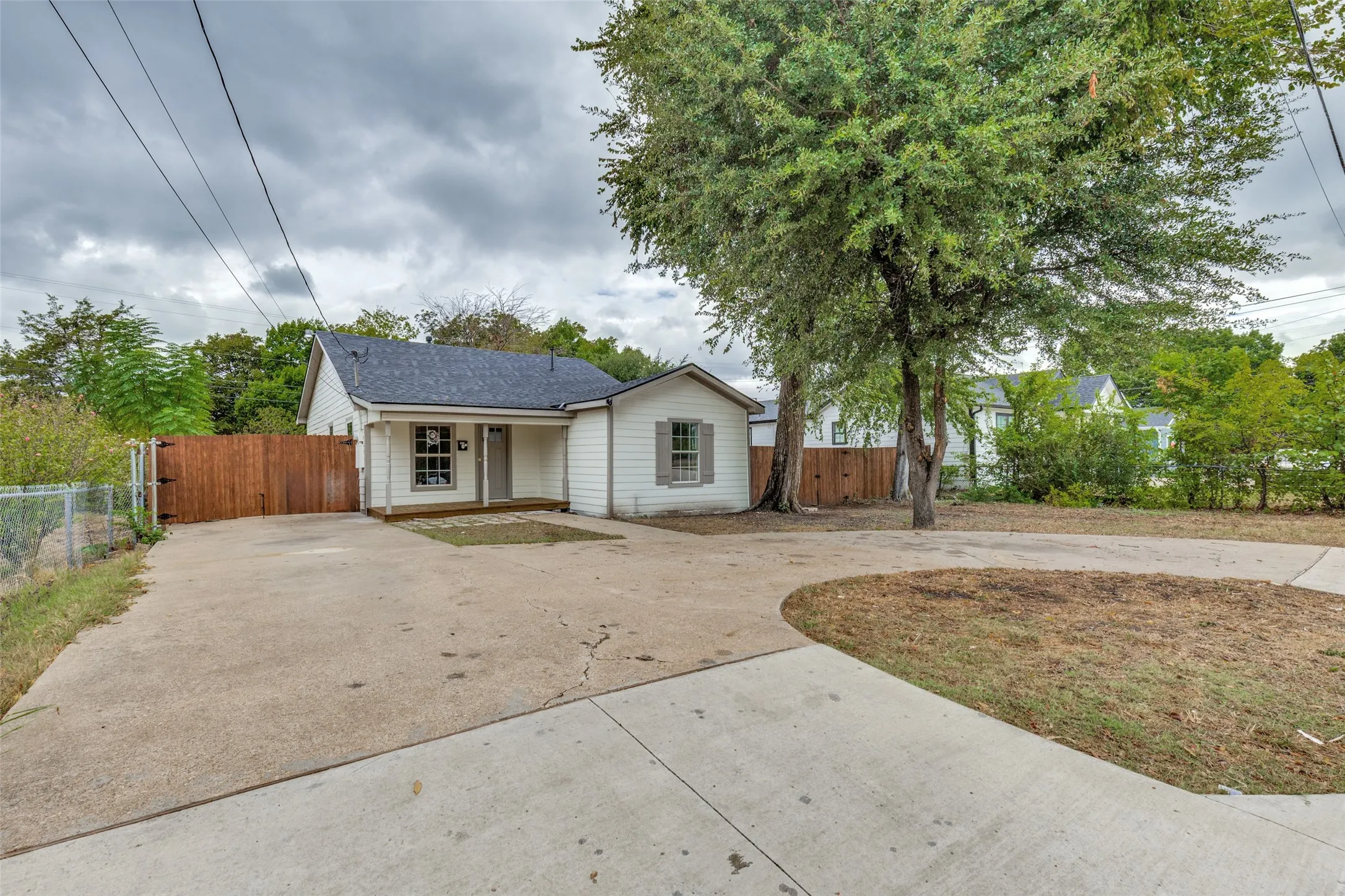 Single Family Residence For Sale in Dallas County , 1239 Lonsdale Avenue, Dallas, Texas 75217, 3 Bedroom, 2 Bathroom, Garage spaces, 1,380 Sqft, built in 1951, mls#21406630, Real Estate Agent in Dallas, Homes For Sale in Dallas county, Homes For Sale in Dallas, Realtor in Dallas Texas, Real Estate Brokerage Independent Realty Texas, Luminita Cordes Realtor