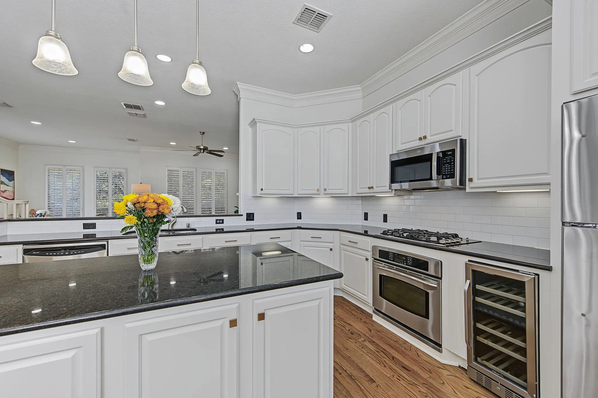 Townhouse For Sale in Dallas County , 3708 Wycliff Avenue, Dallas, Texas 75219, 3 Bedroom, 4 Bathroom, 2 Garage spaces, 2,498 Sqft, built in 2006, mls#21406491, Real Estate Agent in Dallas, Homes For Sale in Dallas county, Homes For Sale in Dallas, Realtor in Dallas Texas, Real Estate Brokerage Independent Realty Texas, Luminita Cordes Realtor